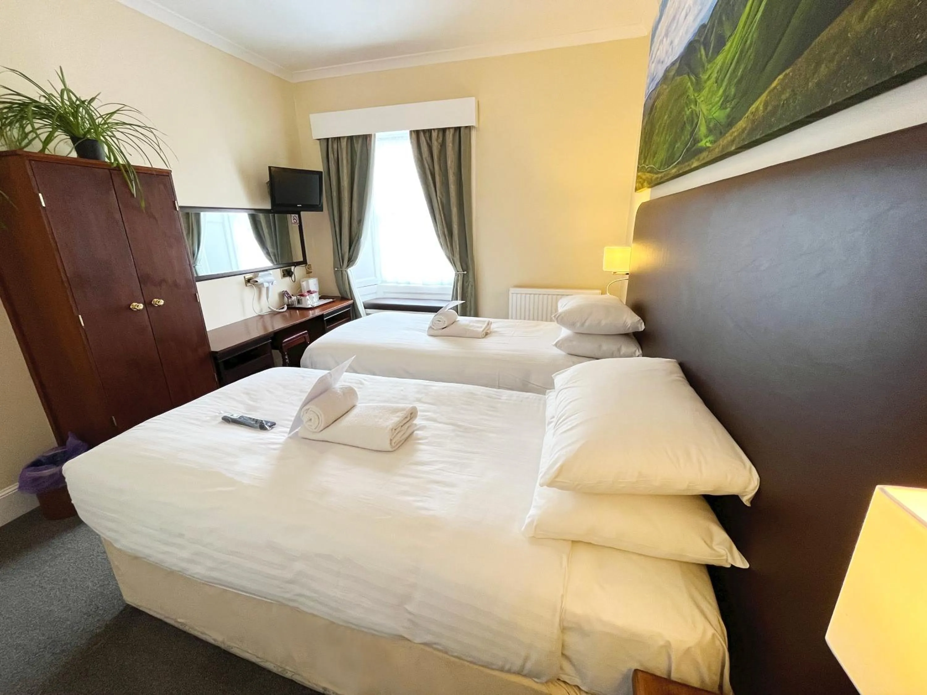 Bedroom, Bed in Buccleuch Arms Hotel