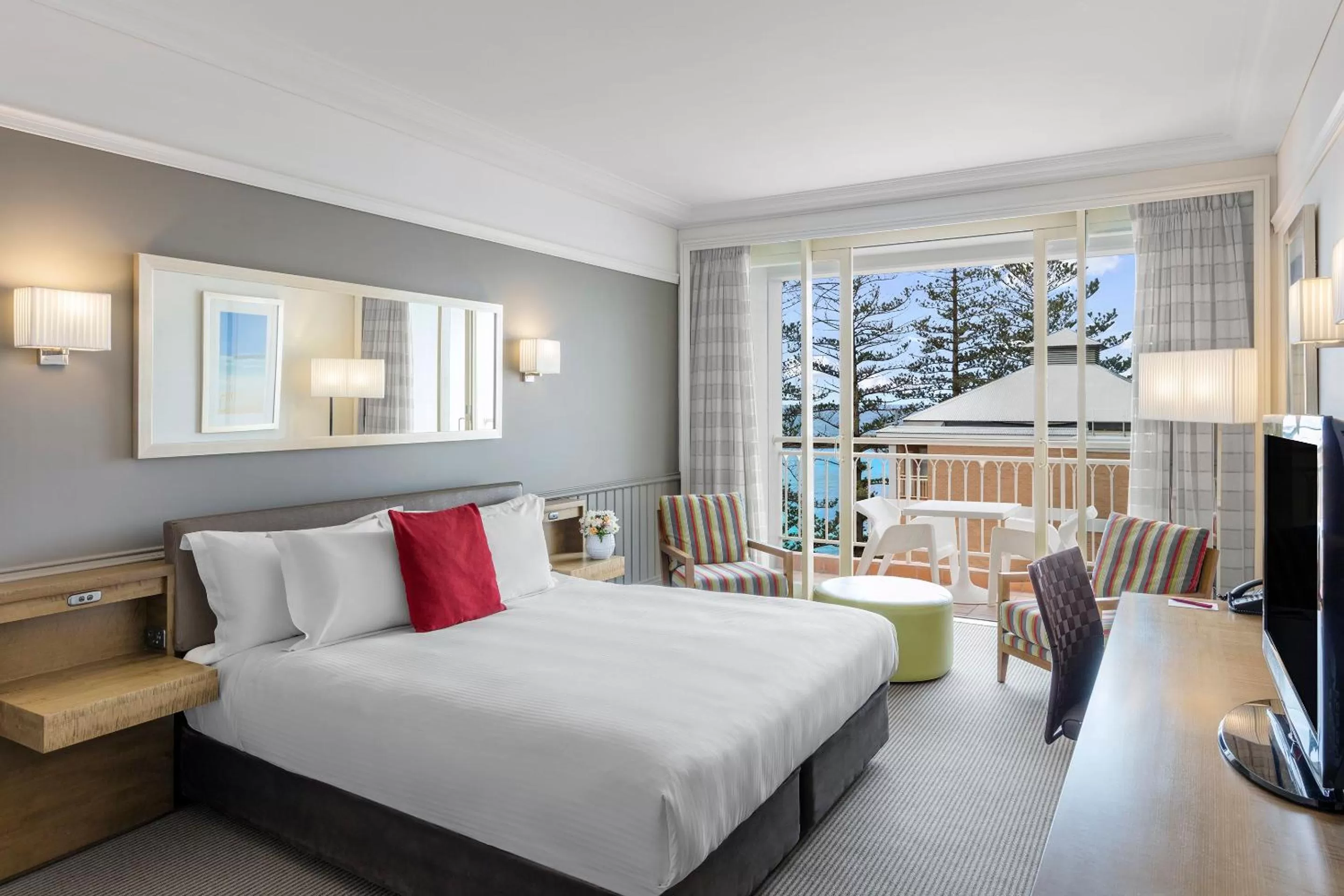 Photo of the whole room, Bed in Crowne Plaza Terrigal Pacific by IHG