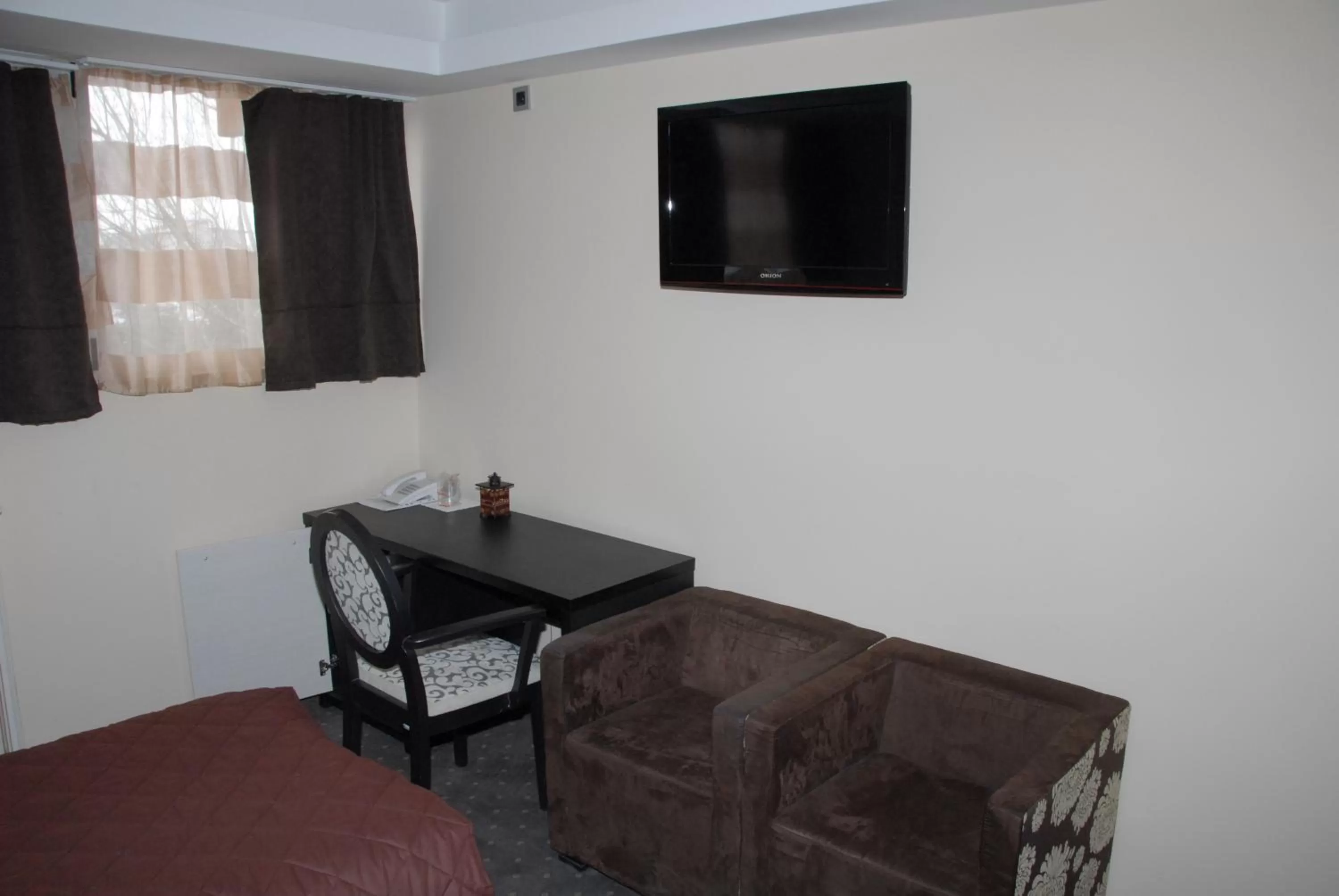 TV/Entertainment Center in B&B Rose