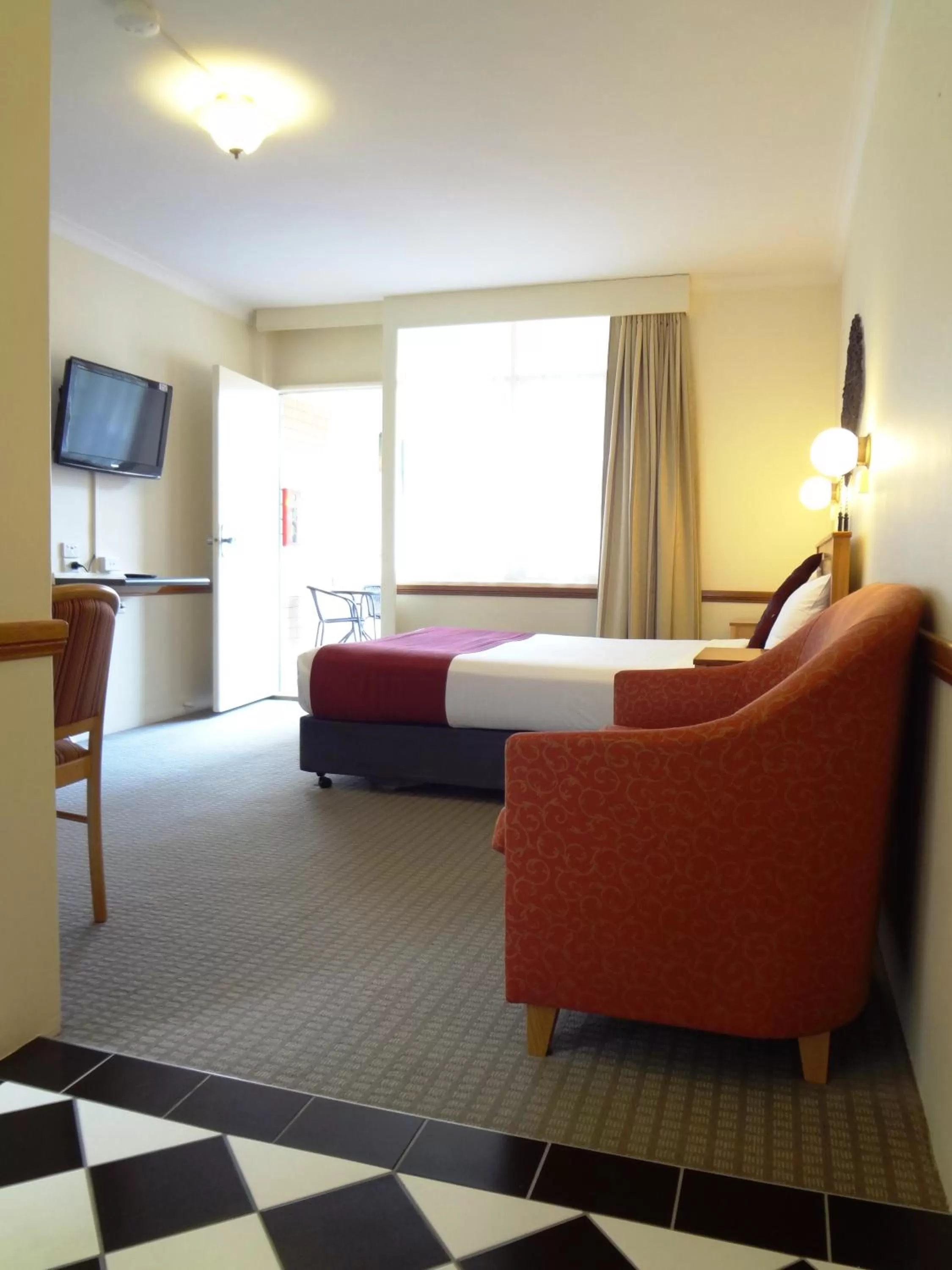 Photo of the whole room, Bed in Three Explorers Motel