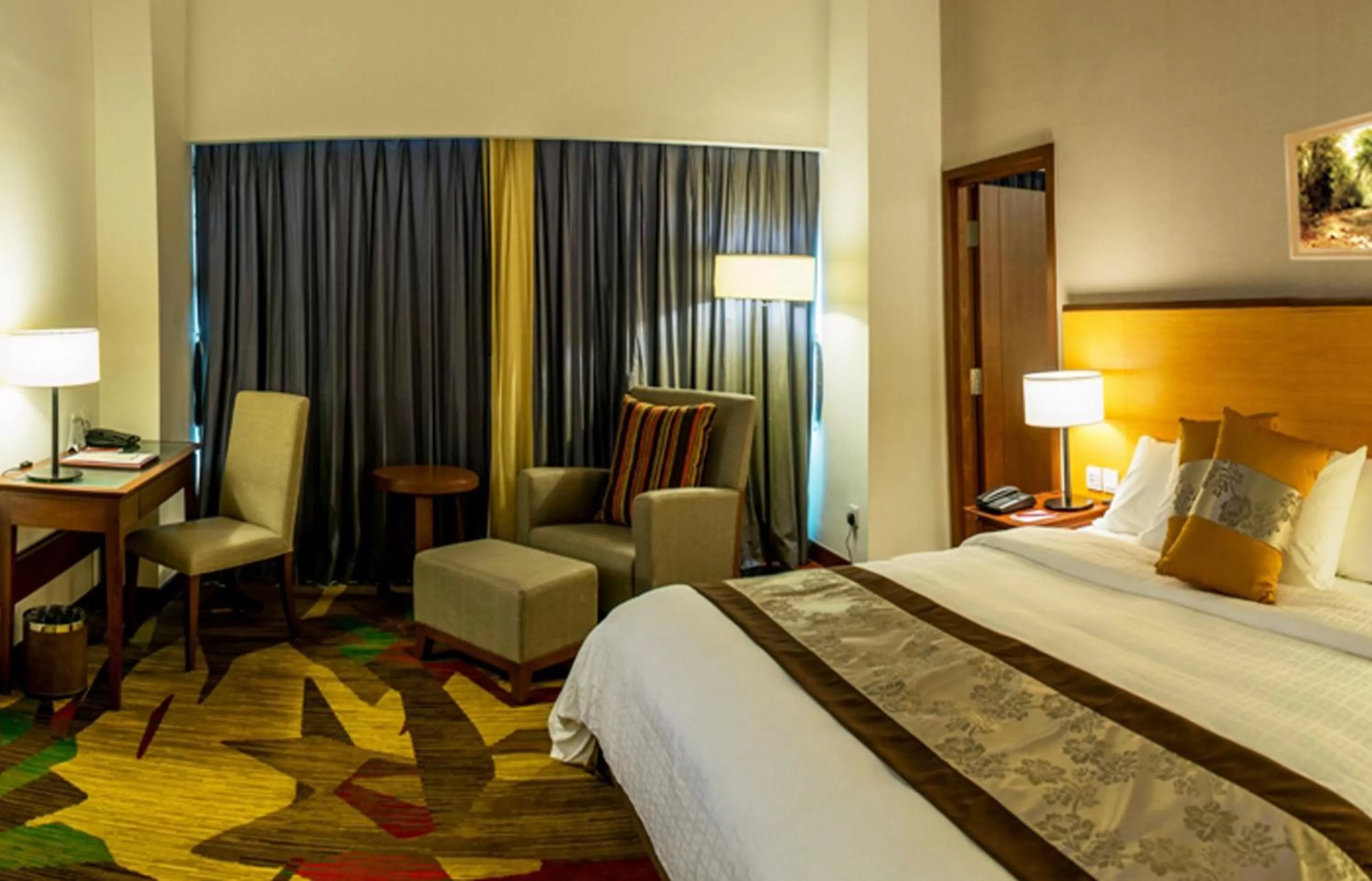 Restaurant/places to eat, Bed in Summit Parkview Yangon