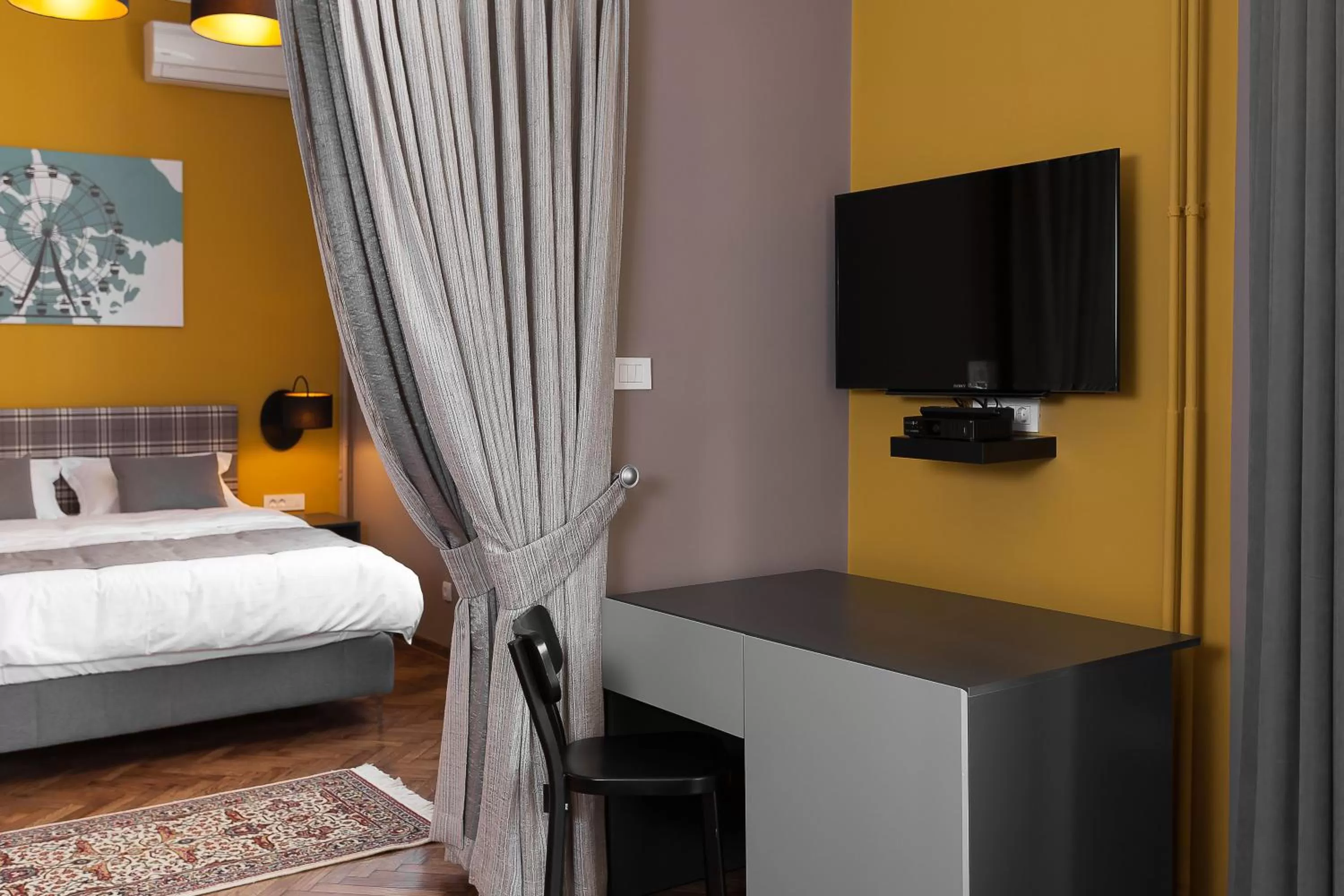 Seating area, Bed in Hotel London B&B