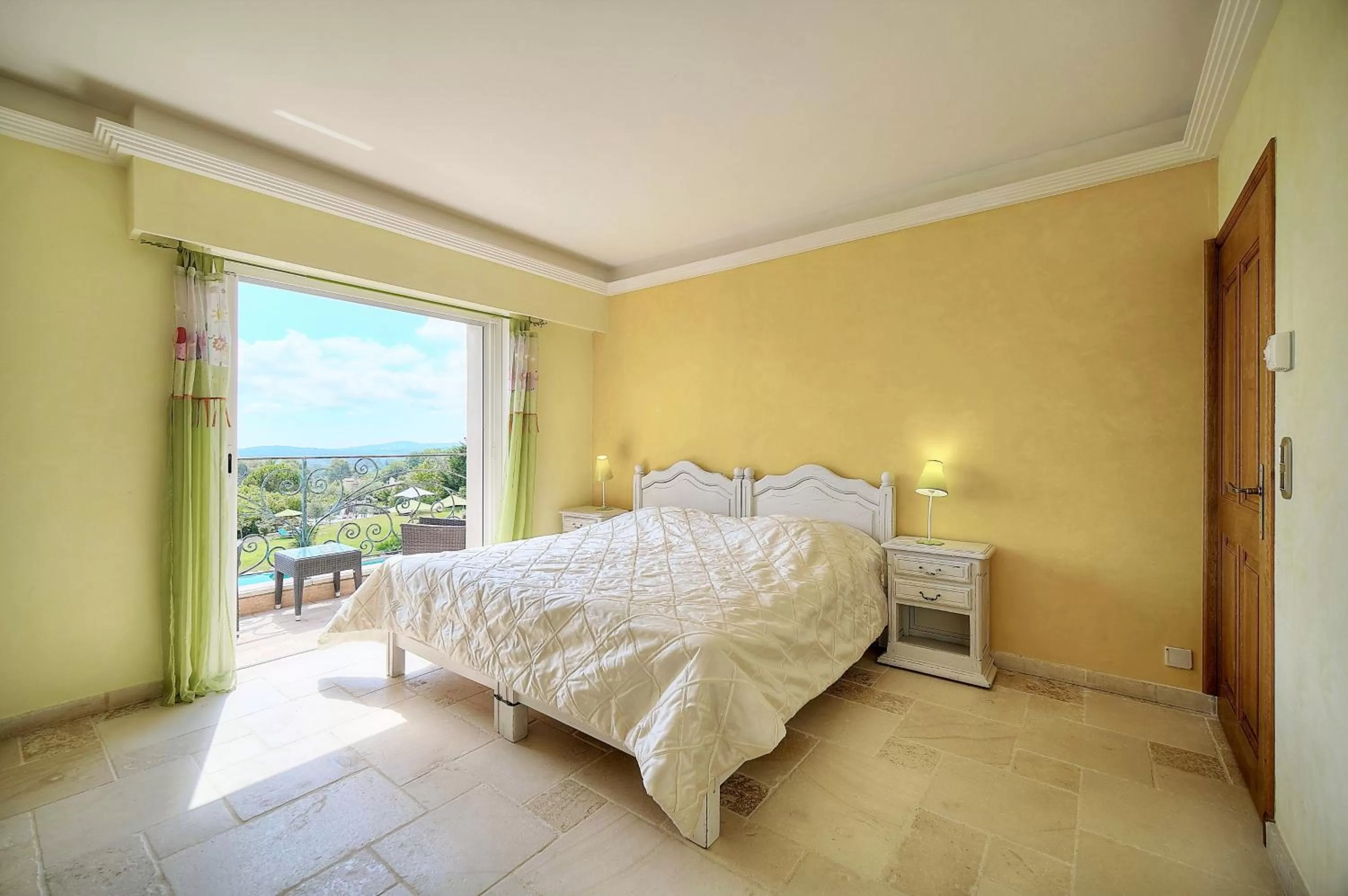 Bedroom, Bed in Chambre d'hôte "HAVRE DE PAIX" Prestige jacuzzi, hammam, sauna, PISCINE Mougins Cannes Grasse