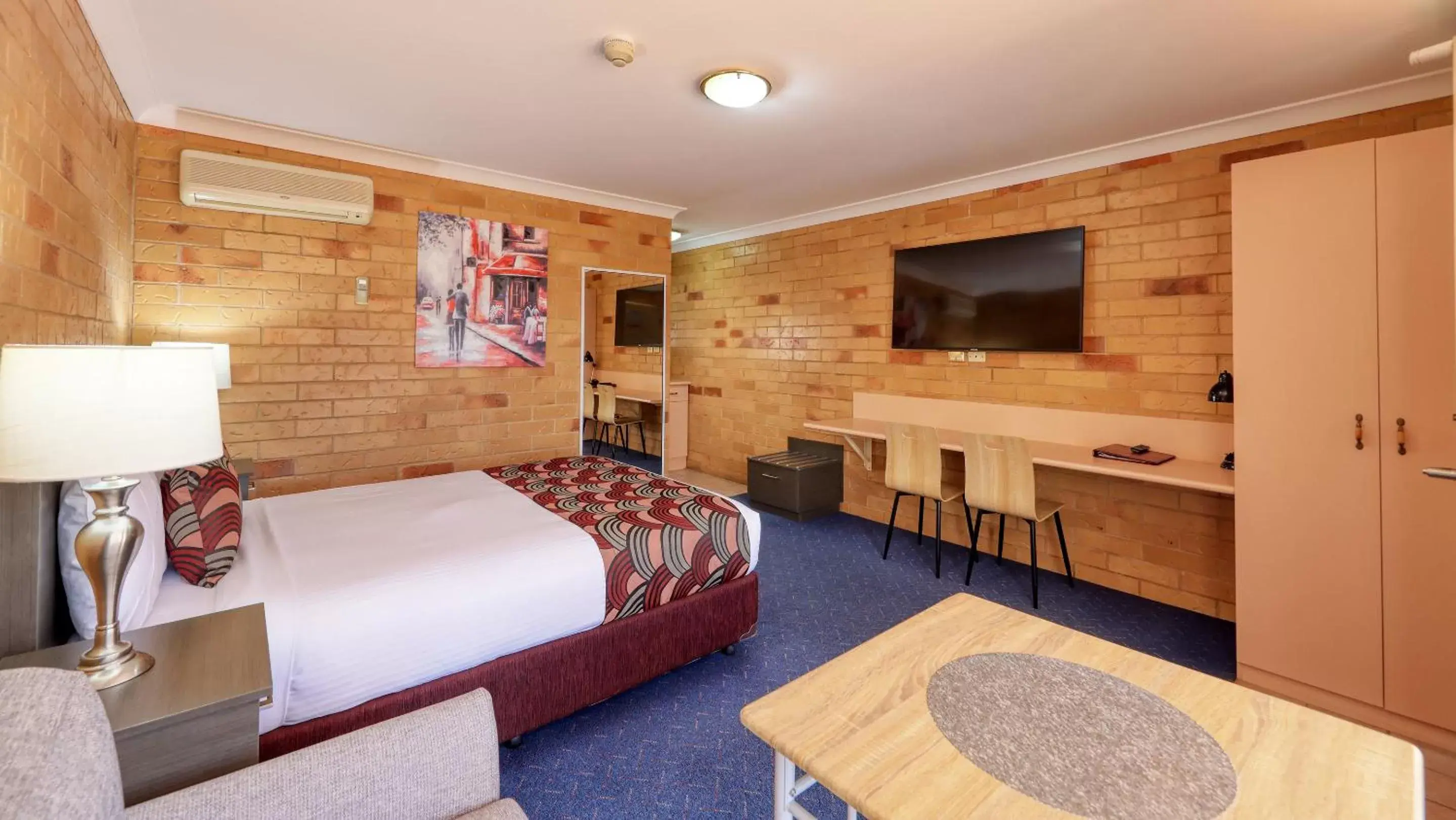 Executive Queen Room in North Parkes Motel Executive Queen Room in North Parkes Motel