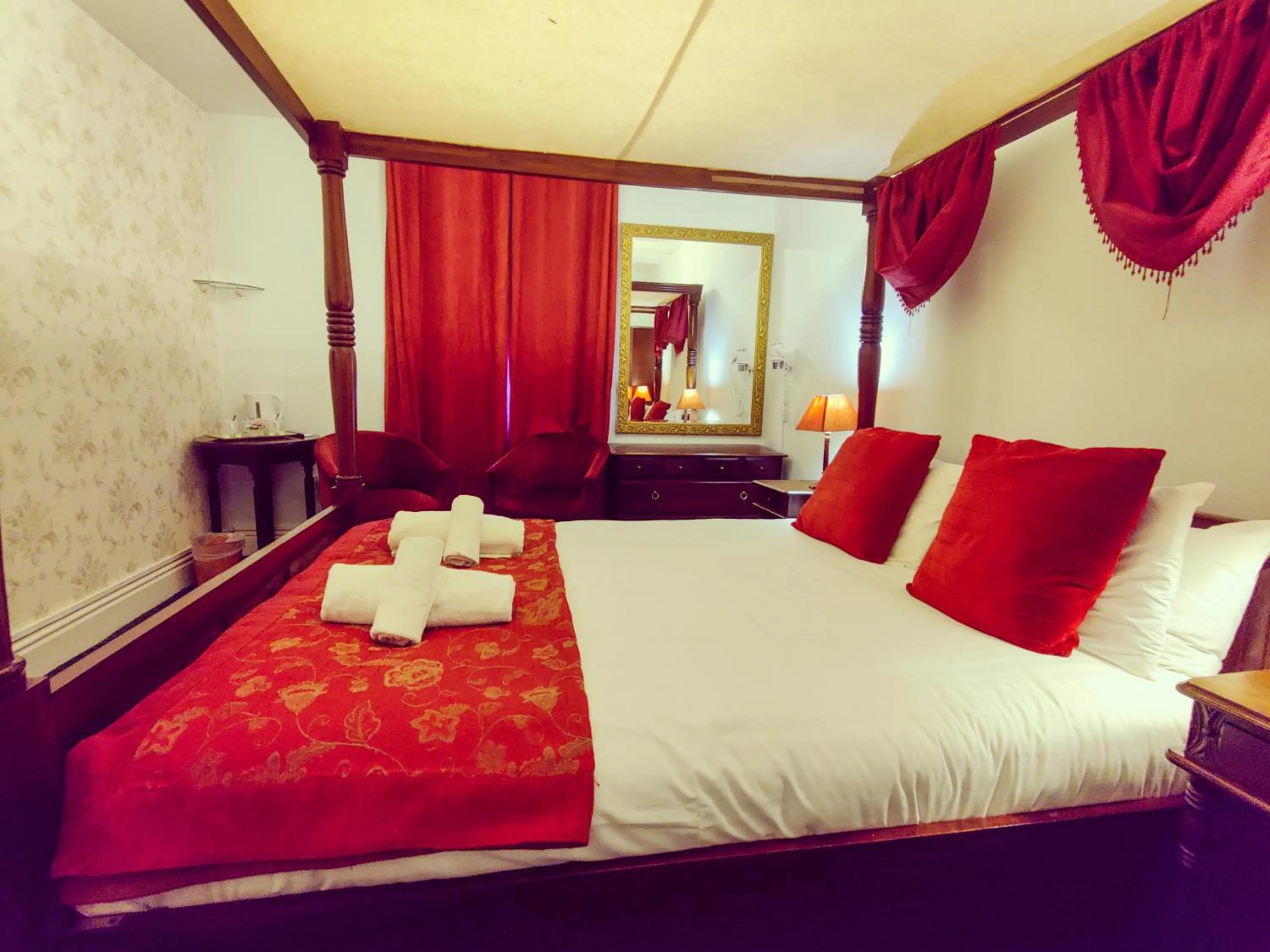 Bedroom, Bed in Wentworth House - Free Parking