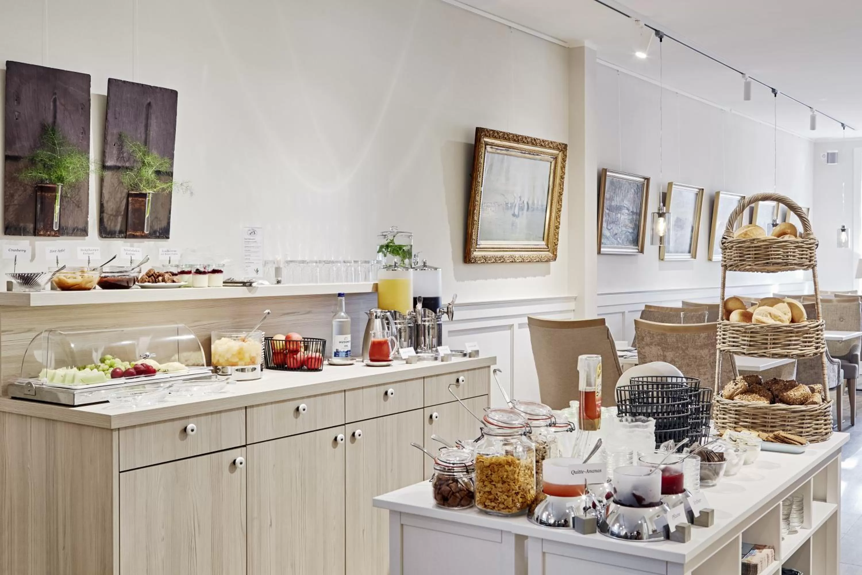 Buffet breakfast in Duus Hotel garni