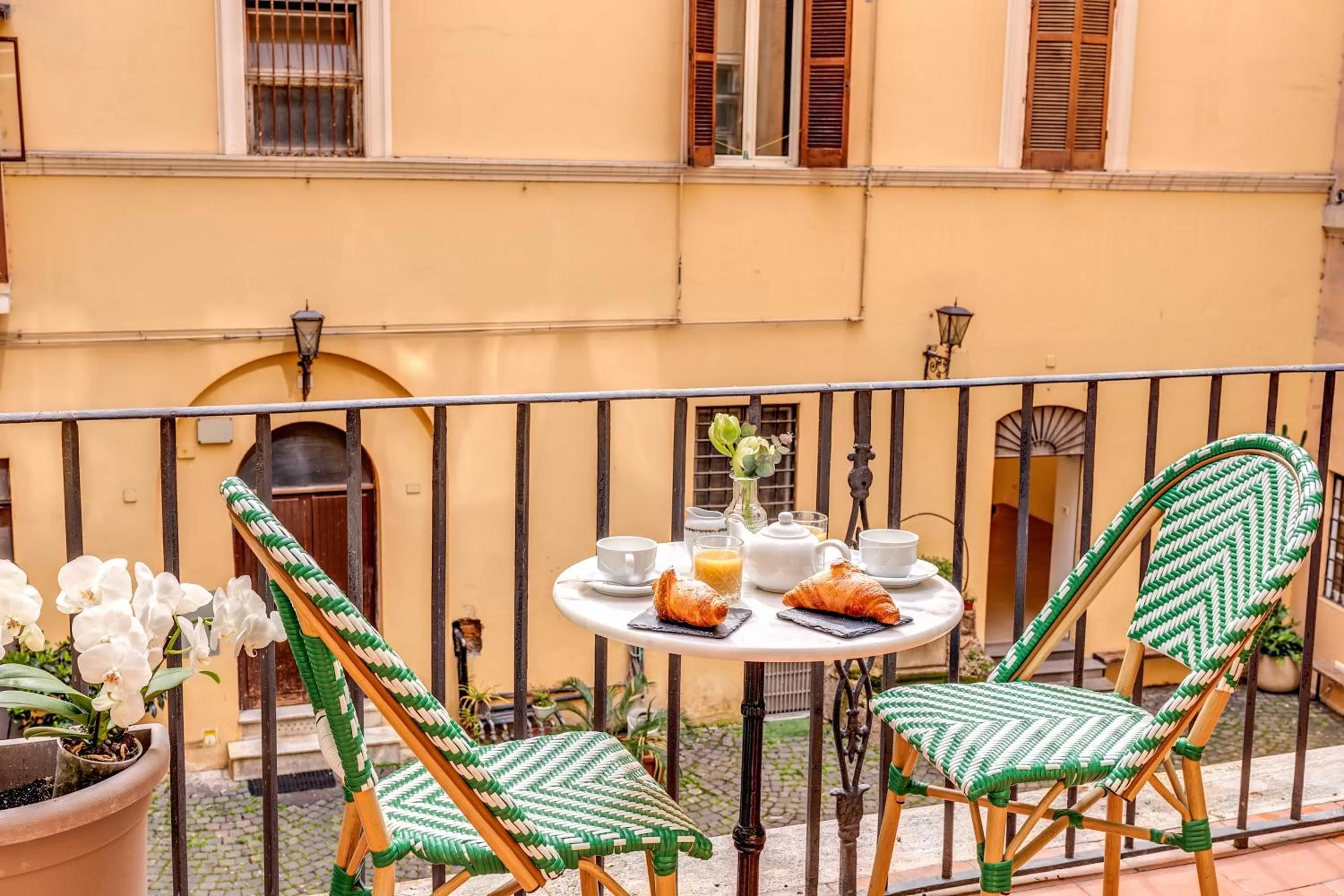 Breakfast in Tree Charme Parliament Boutique Hotel