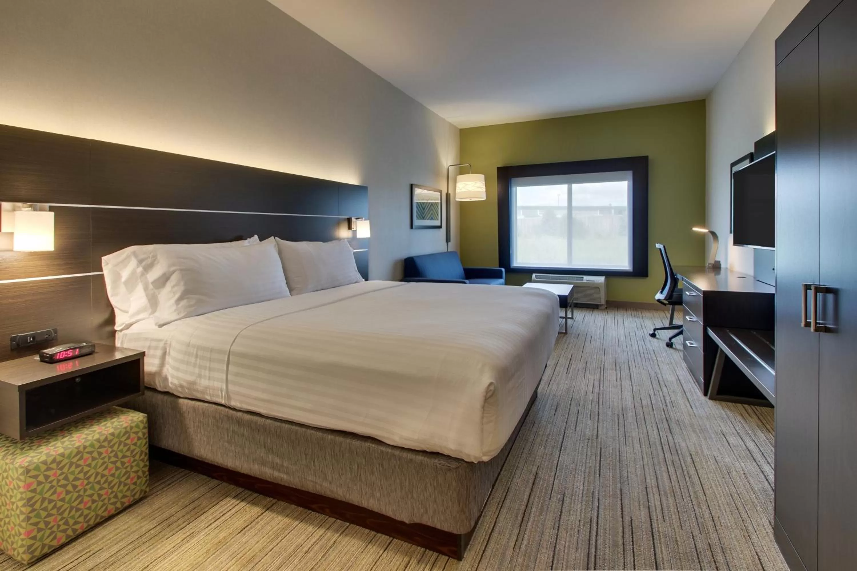 Photo of the whole room, Bed in Holiday Inn Express Hotel & Suites Morris by IHG