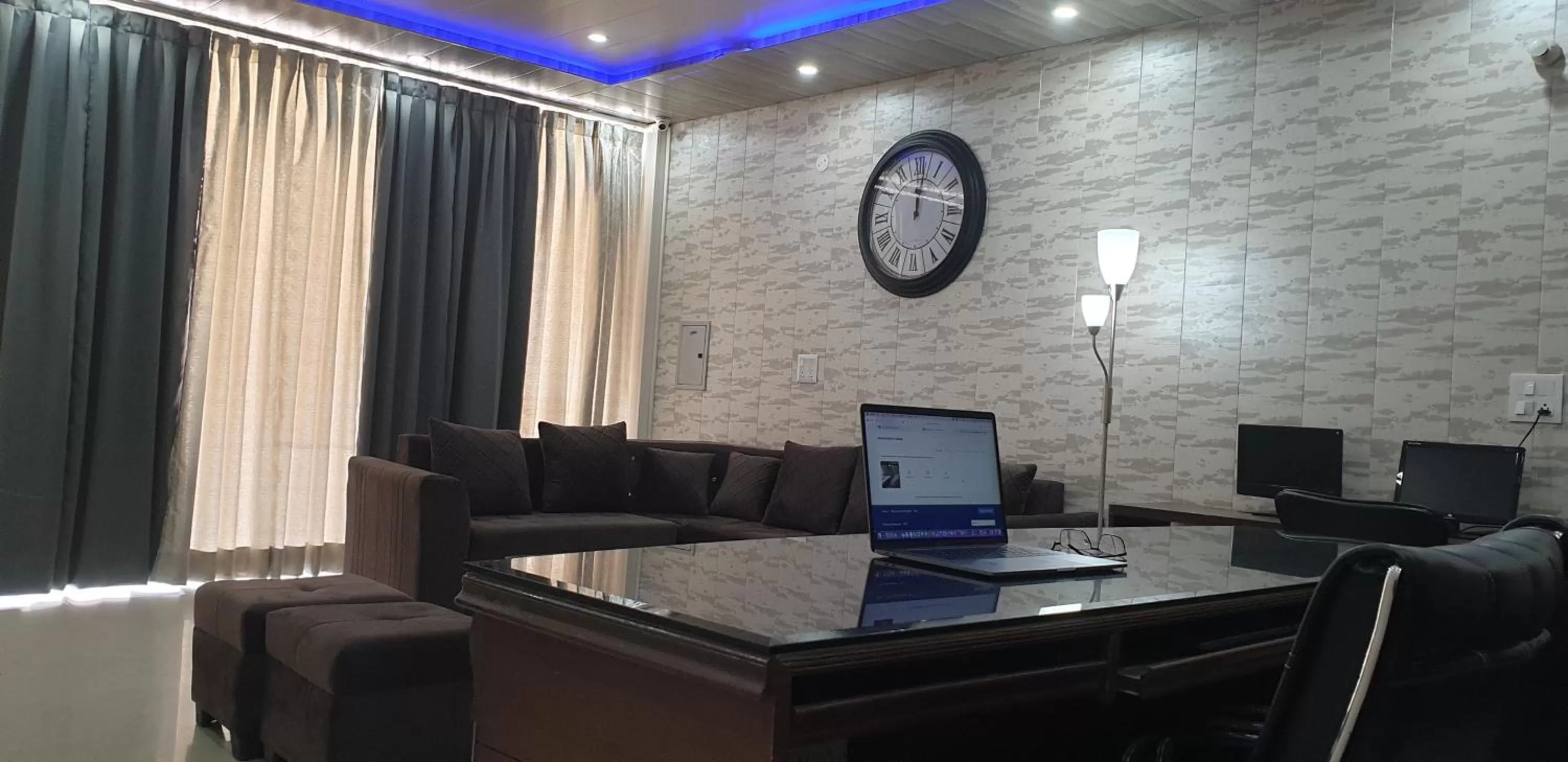 Living room, Seating Area in Maple Leaf Hotel