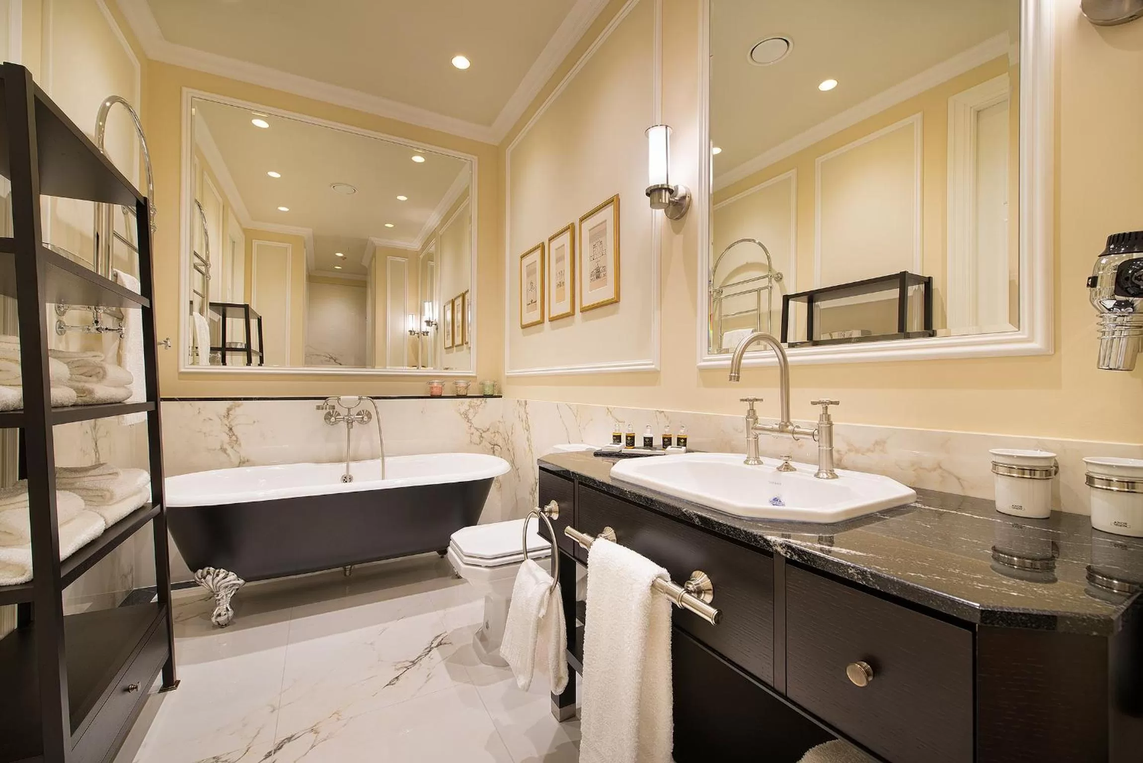 Bathroom in Wilson Palace by LOFT