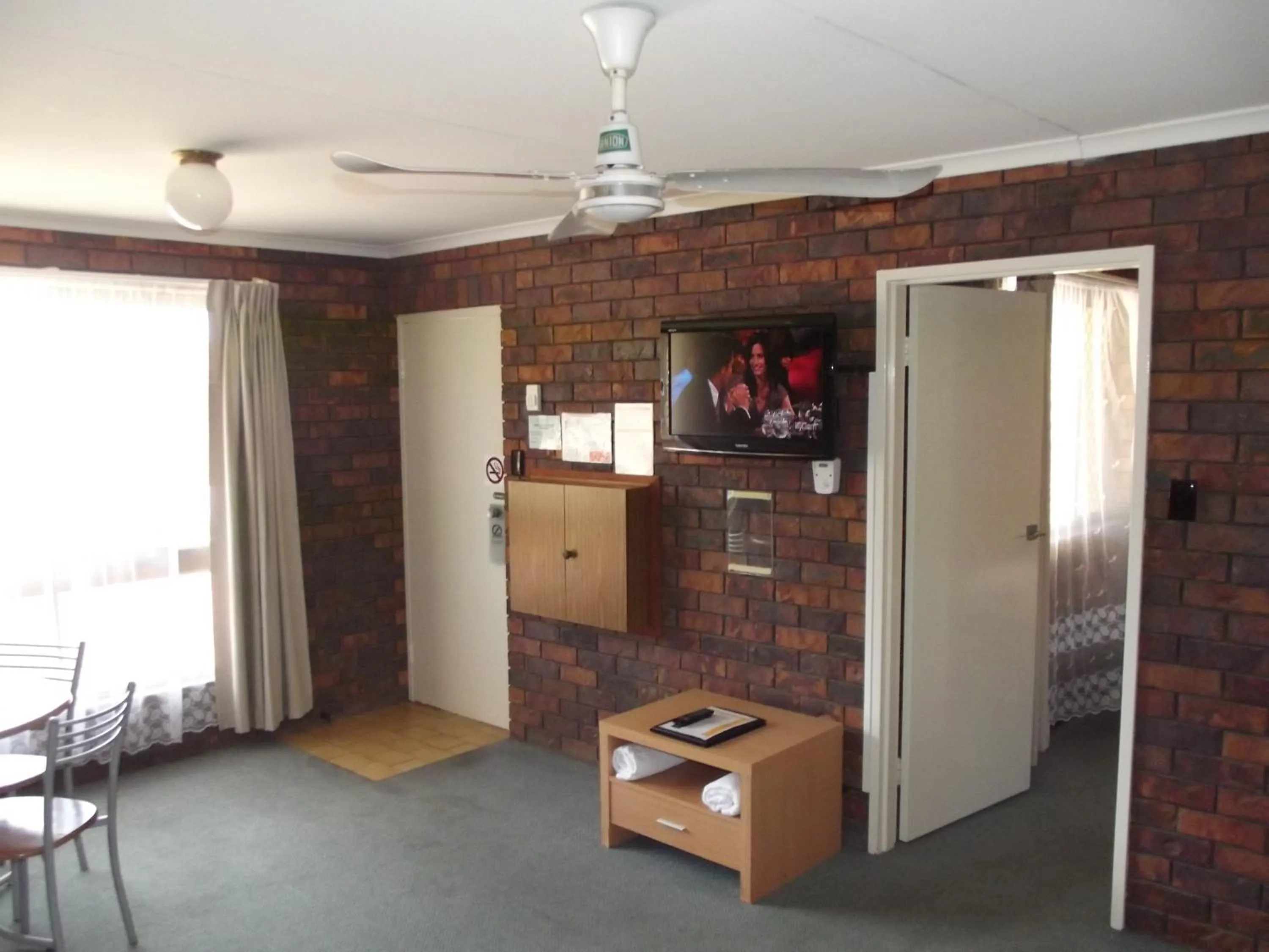Living room in Bridge Street Motor Inn