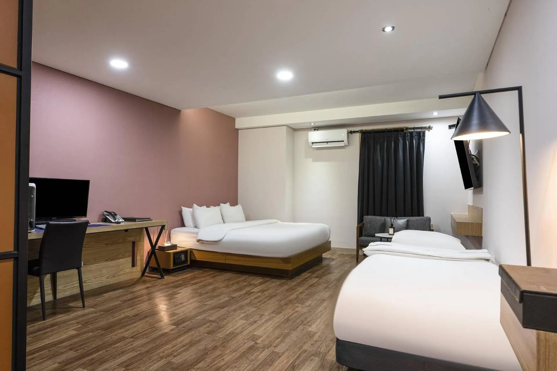 Bed in Central Plaza Hotel