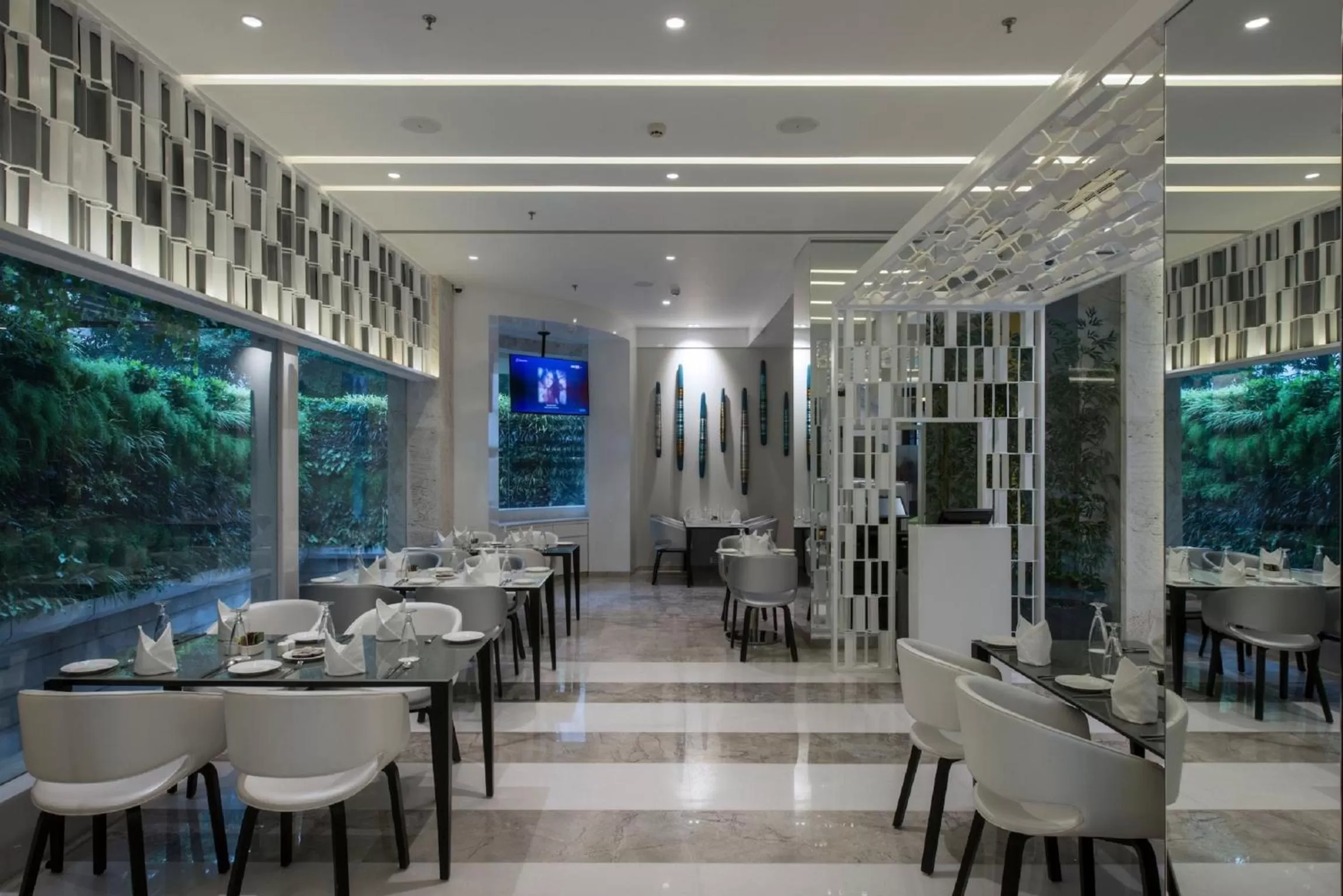 Restaurant/places to eat in Eastin Residences Vadodara