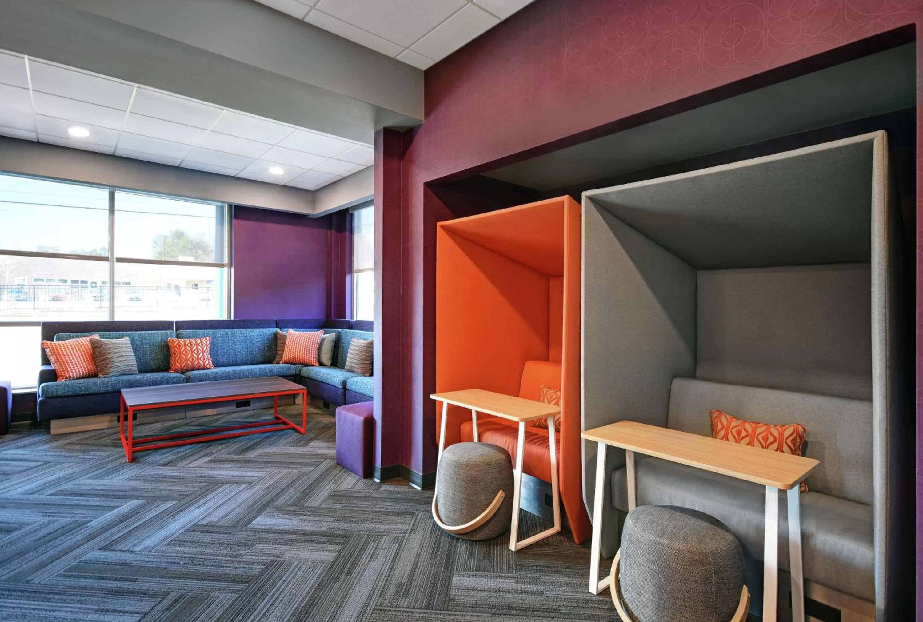 Communal lounge/ TV room, Bed in Tru By Hilton Burlington