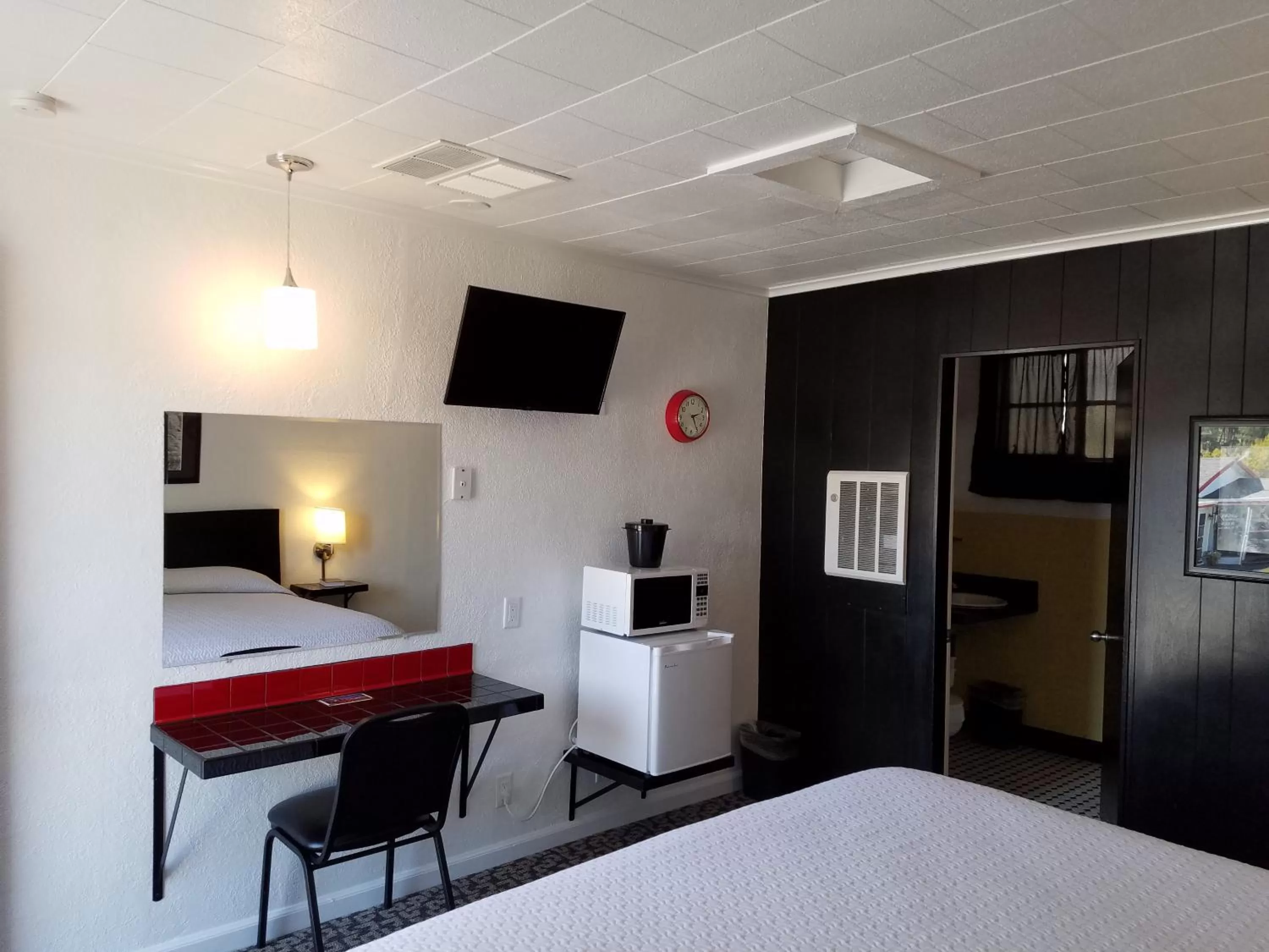 Photo of the whole room, Bed in Rocket Motel