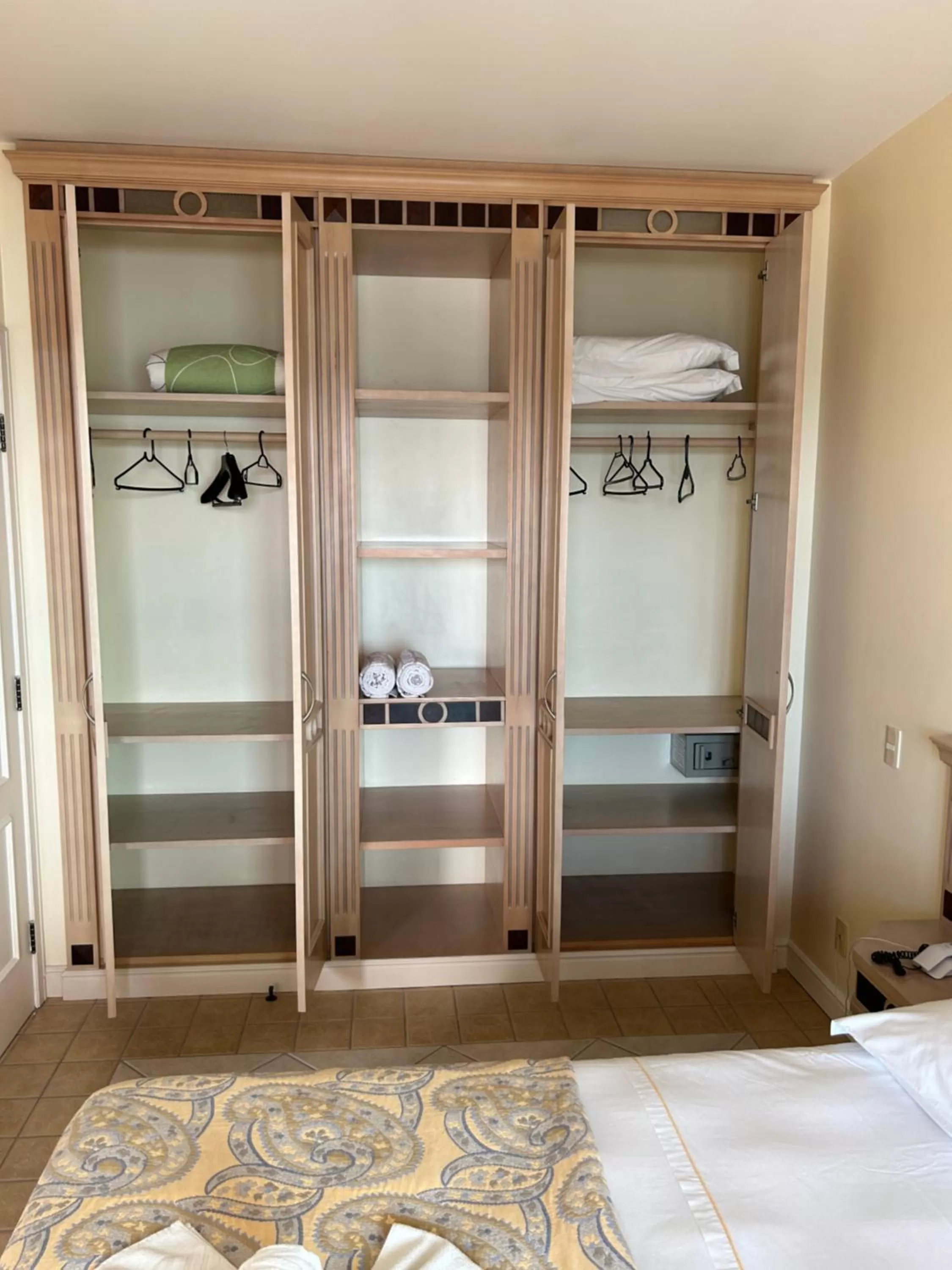 wardrobe, Bed in Golfinhos Apart Hotel