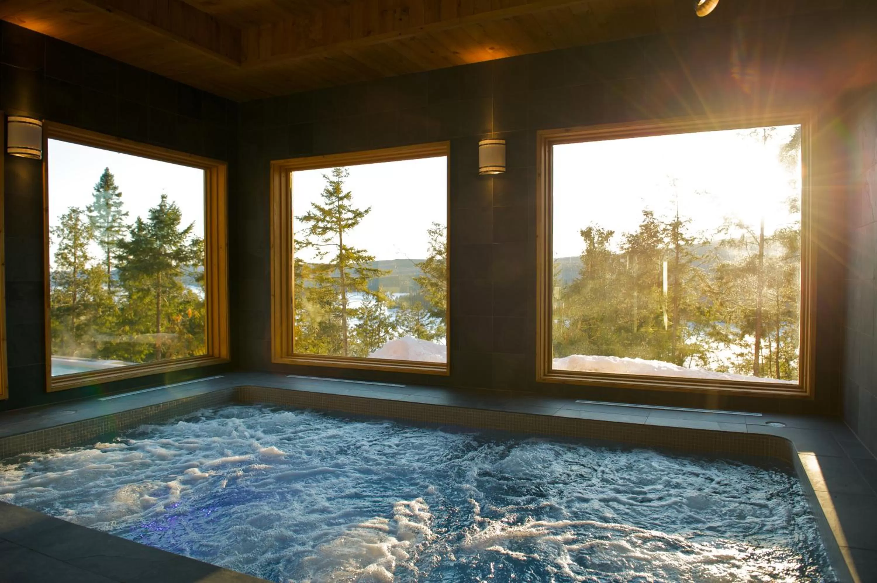 Hot Tub in Sacacomie Hôtel et Spa