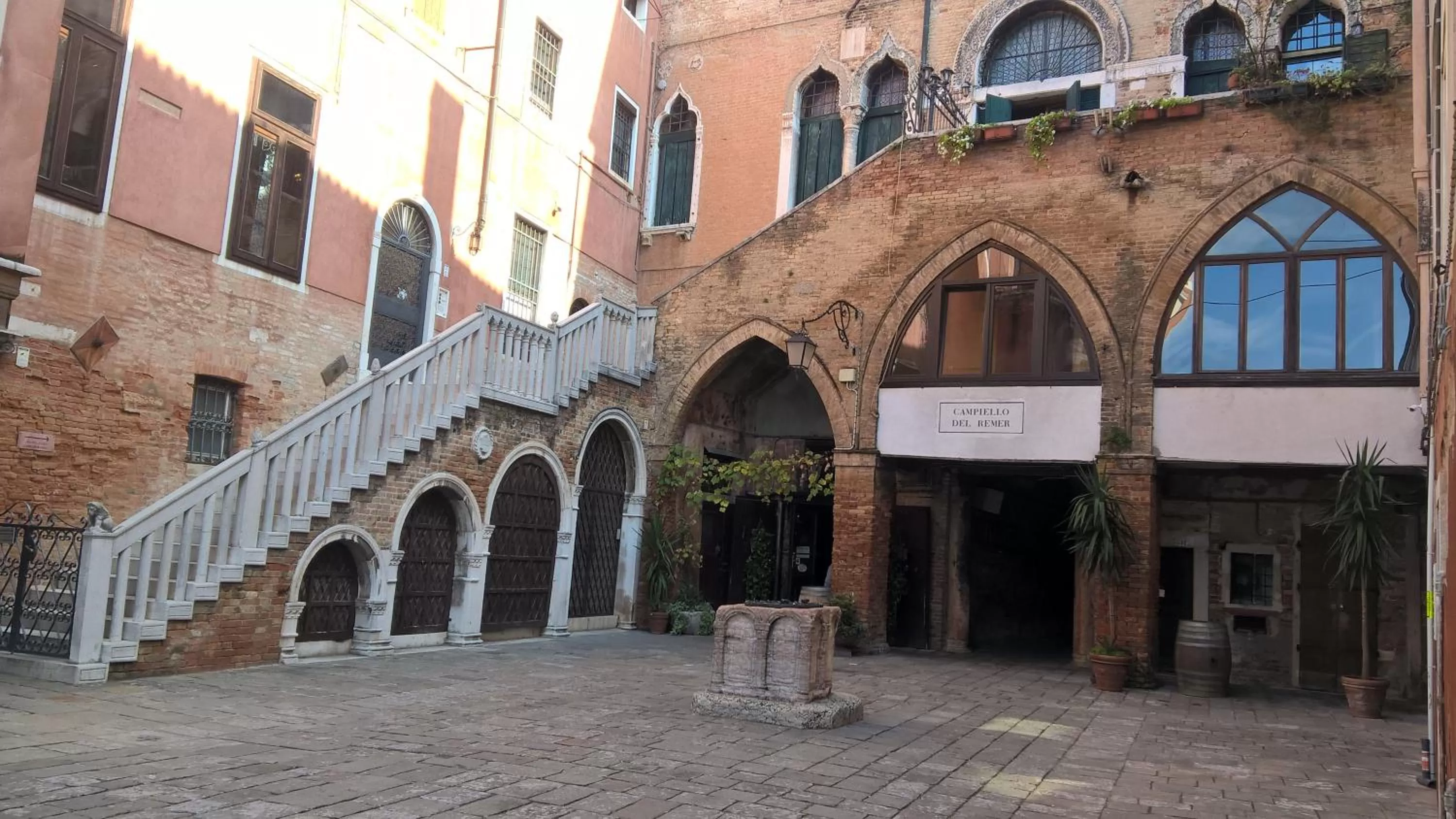 Facade/entrance in Scalon del Doge