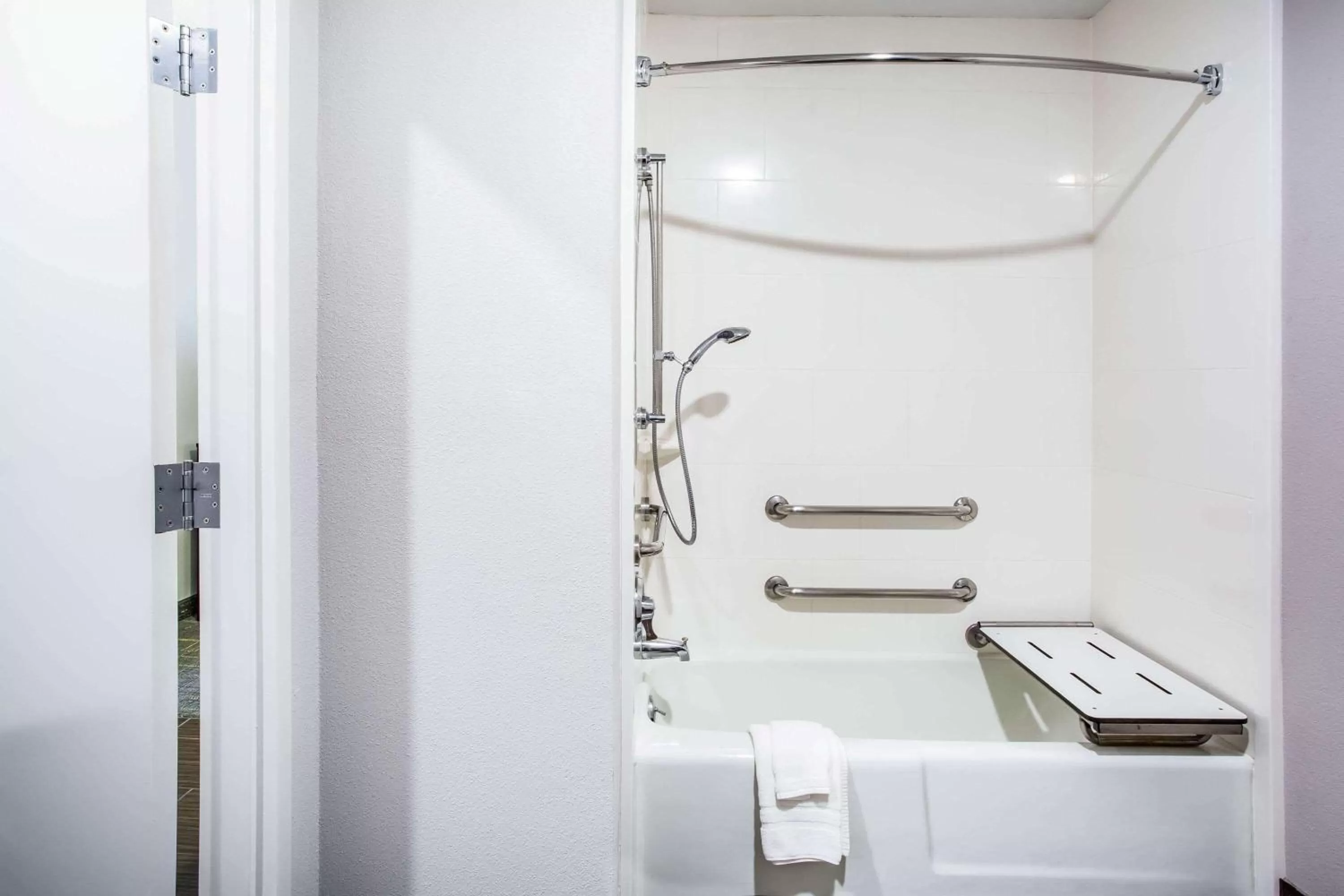 Bathroom in La Quinta by Wyndham Lynchburg at Liberty Univ.