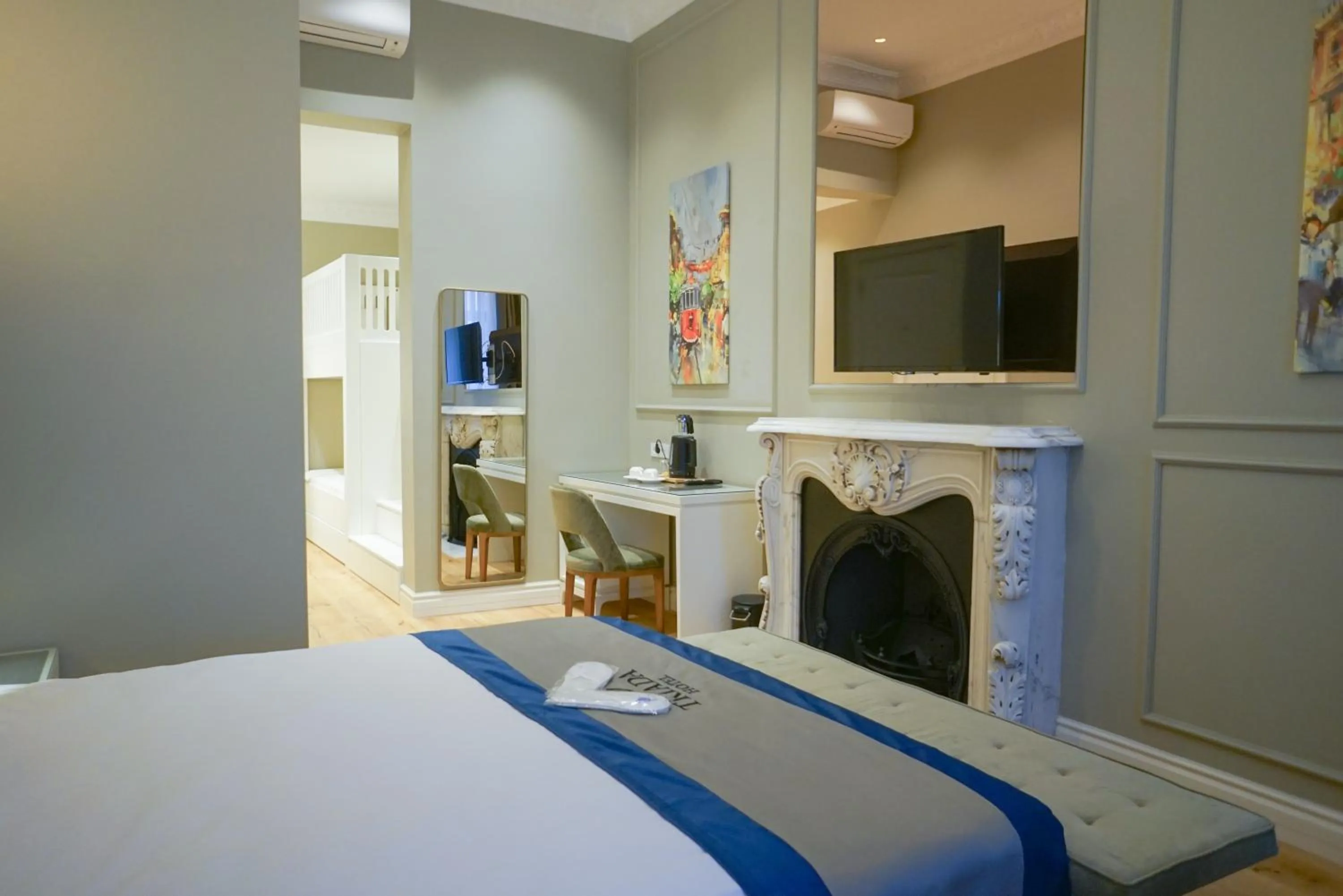 Communal lounge/ TV room, Bed in Triada Hotel Taksim - Special Category