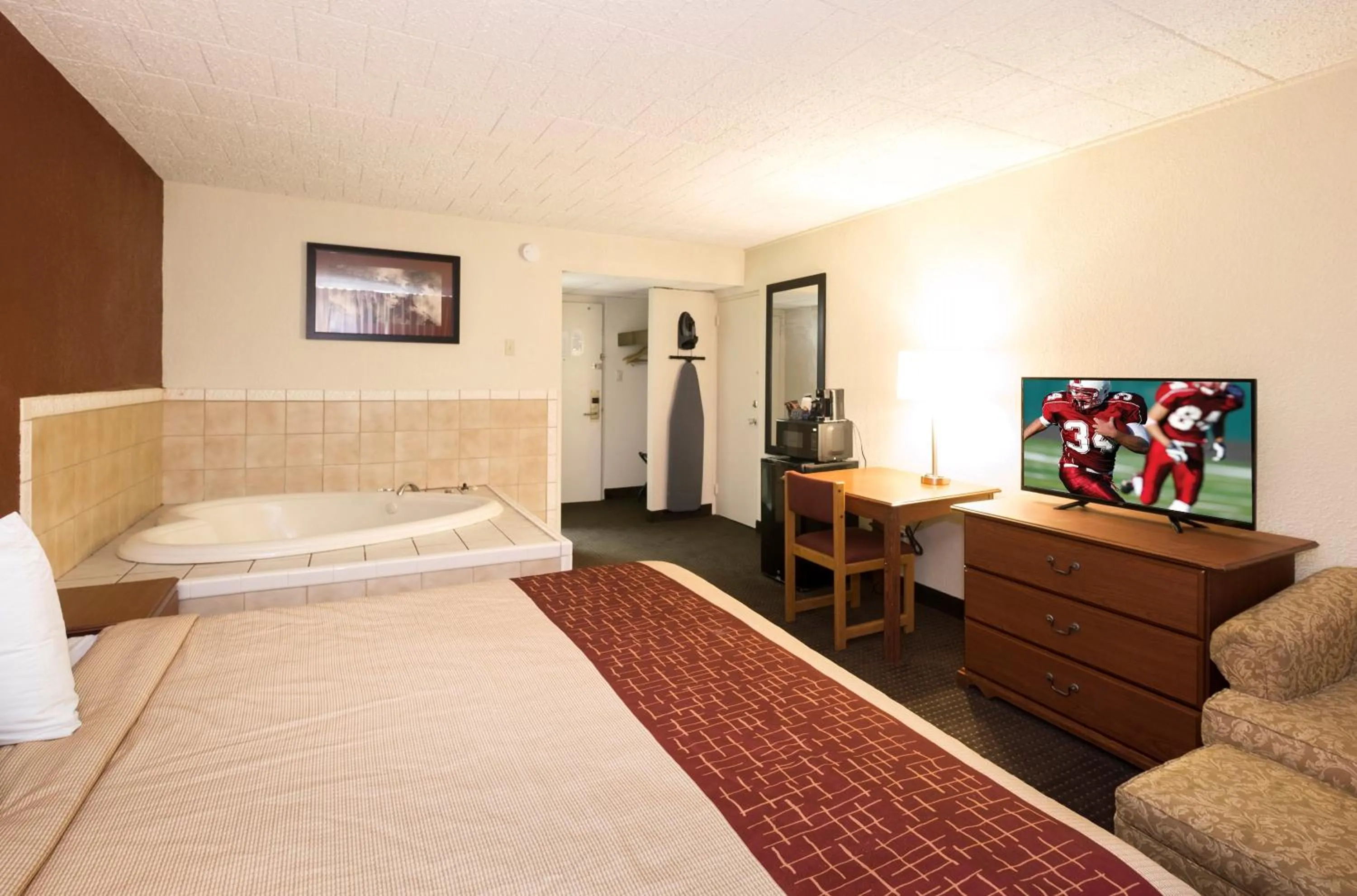 Photo of the whole room, Bed in Red Roof Inn Williamsport, PA