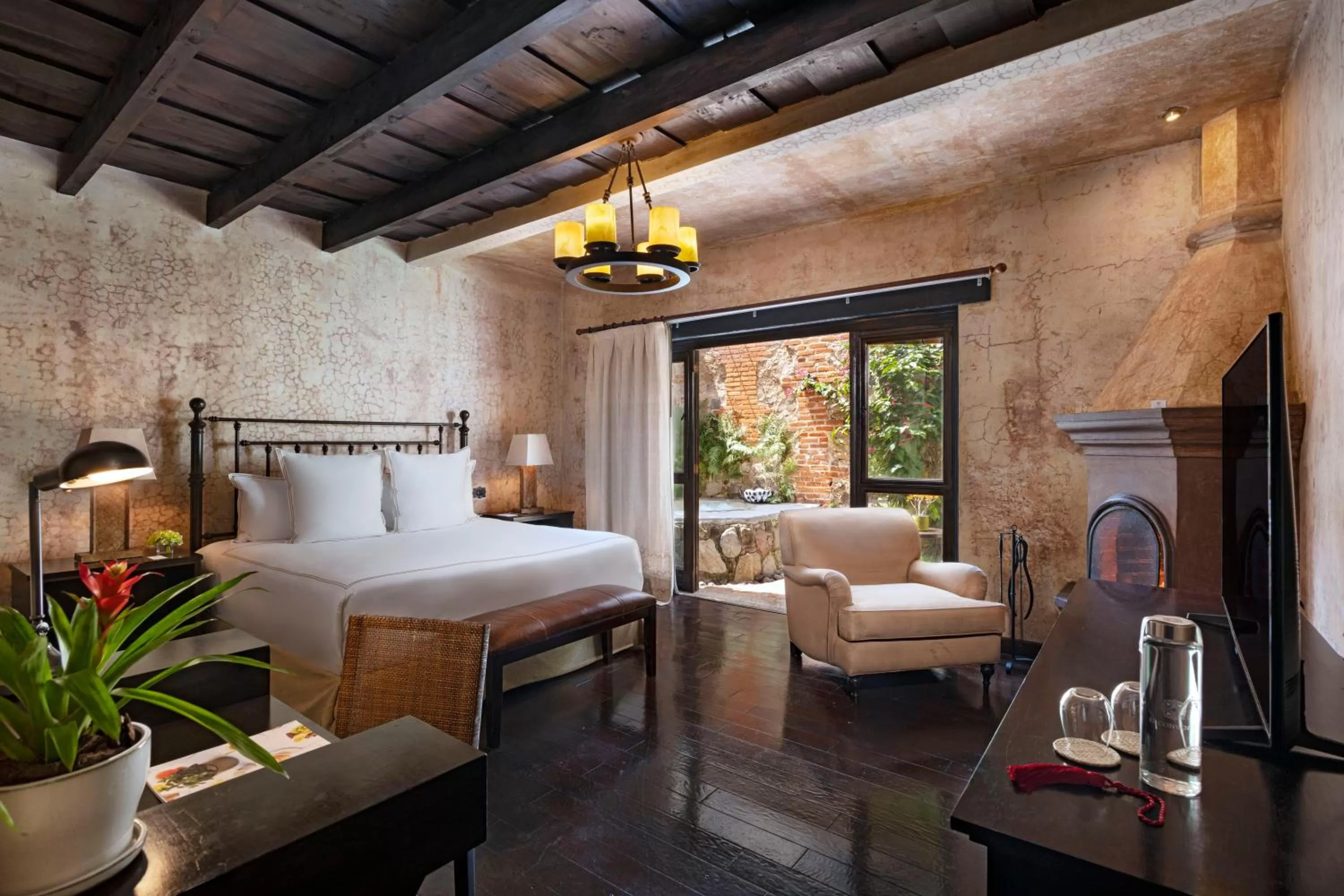 Photo of the whole room, Bed in El Convento Boutique Hotel