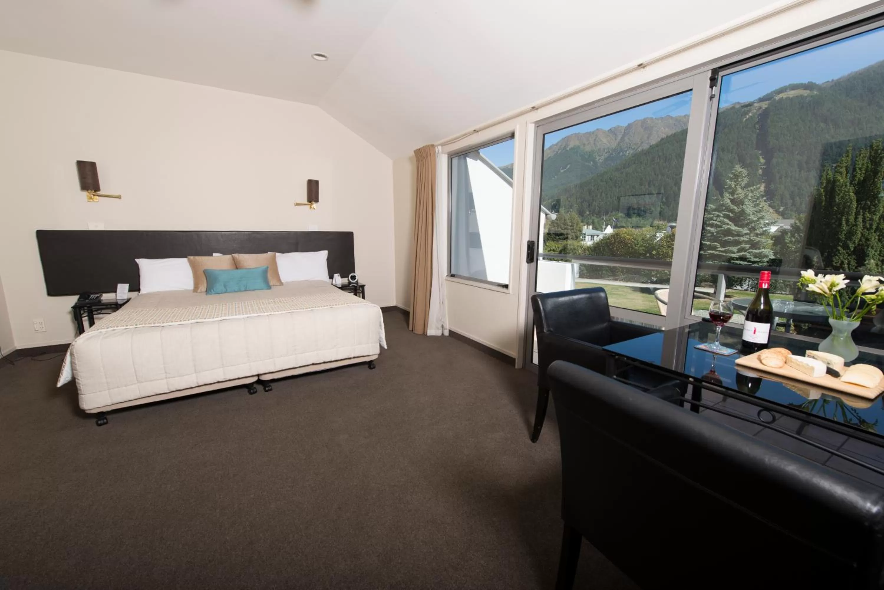 Photo of the whole room, Bed in Hurley's of Queenstown
