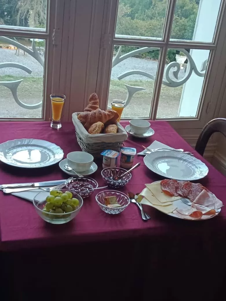 Breakfast in Chateau Maleplane