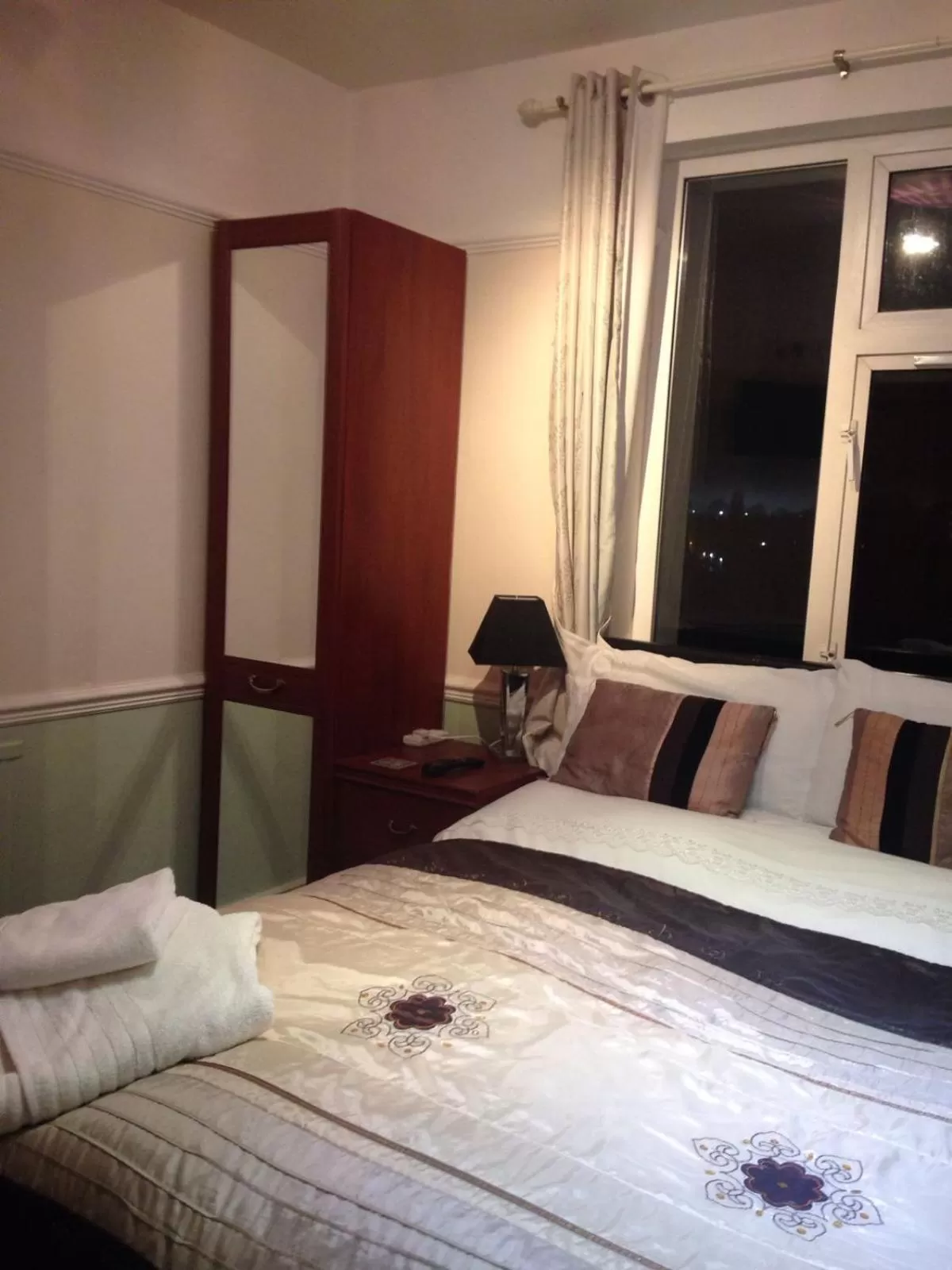 Bed in Alma Lodge Guest House