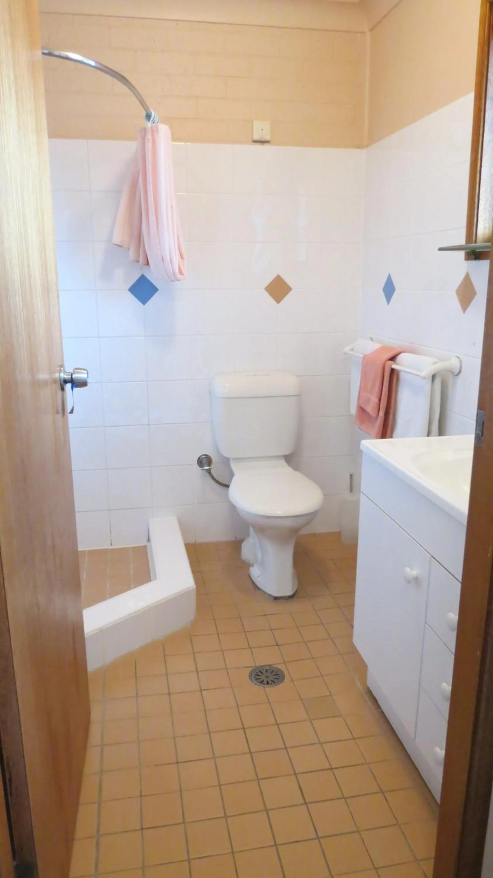 Bathroom in Bridge View Motel