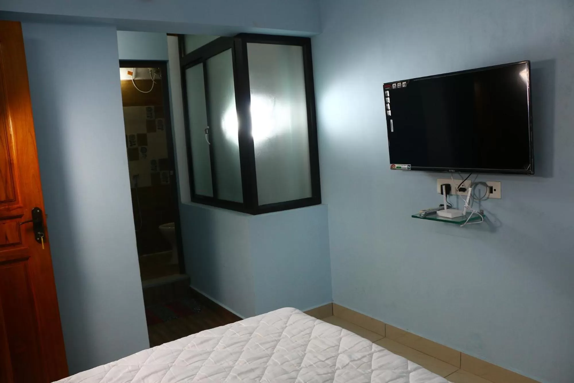 Bed, TV/Entertainment Center in Bluetique Beach House