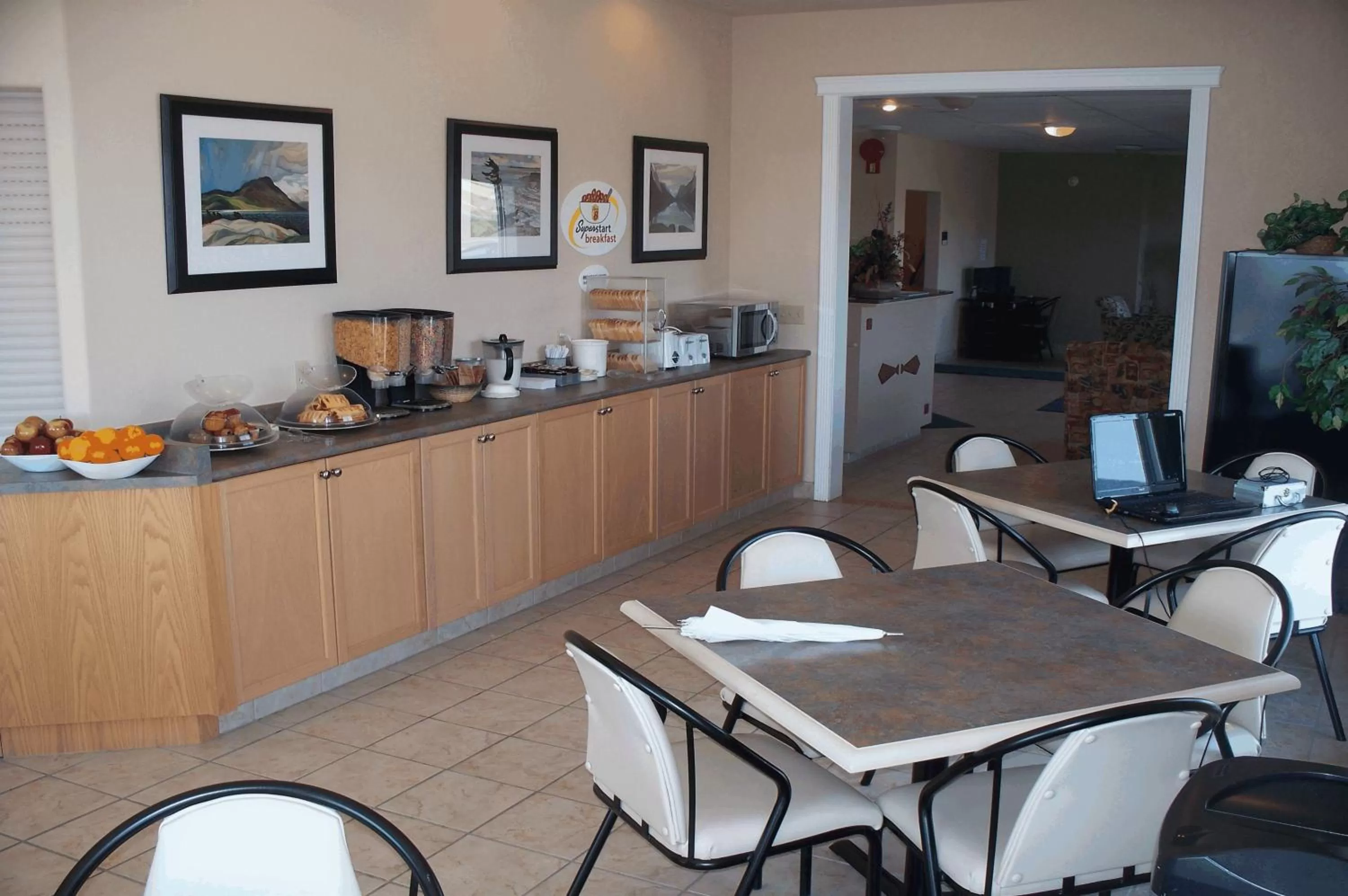 Restaurant/places to eat in Super 8 by Wyndham Pincher Creek AB