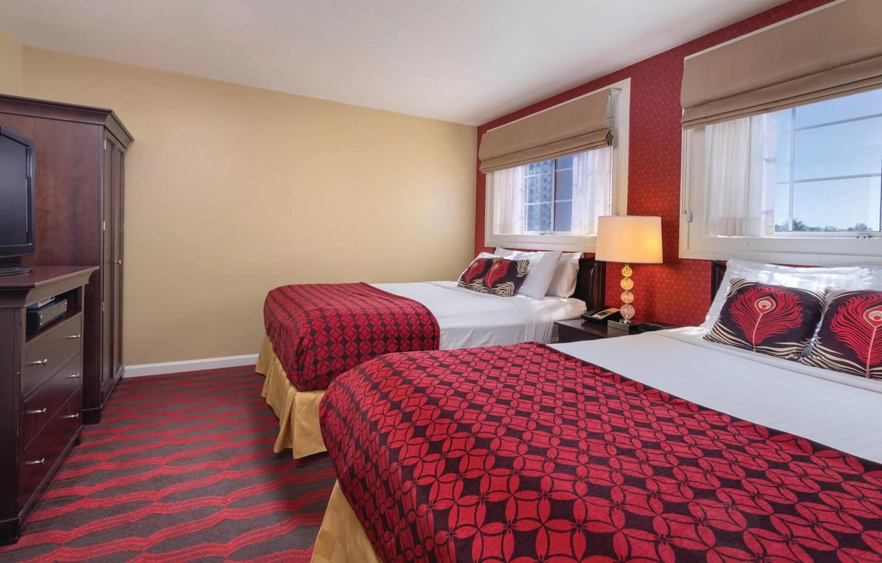 Queen Suite with Sofa Bed in Peacock Suites