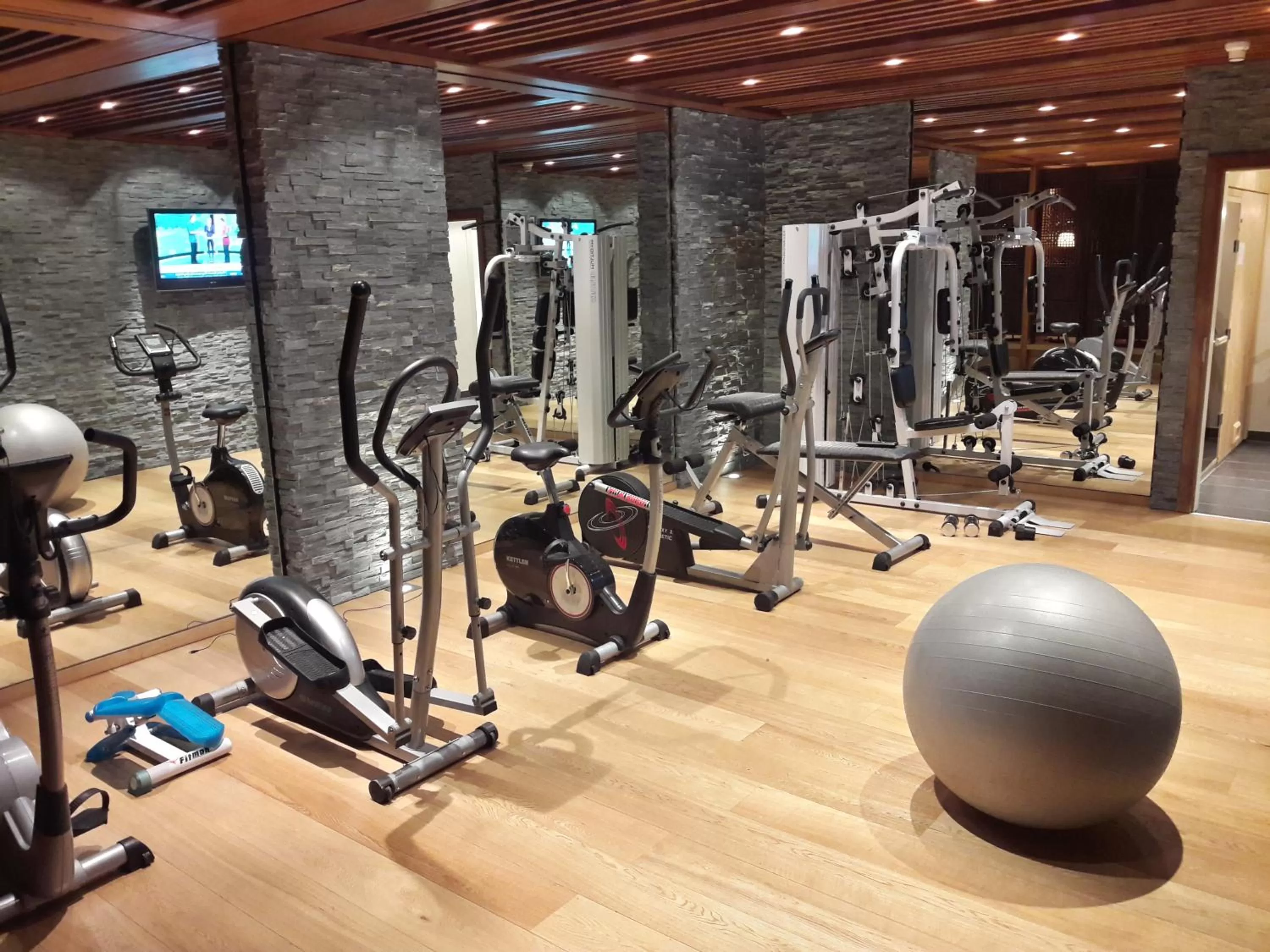 Fitness centre/facilities in Hôtel de la Forêt