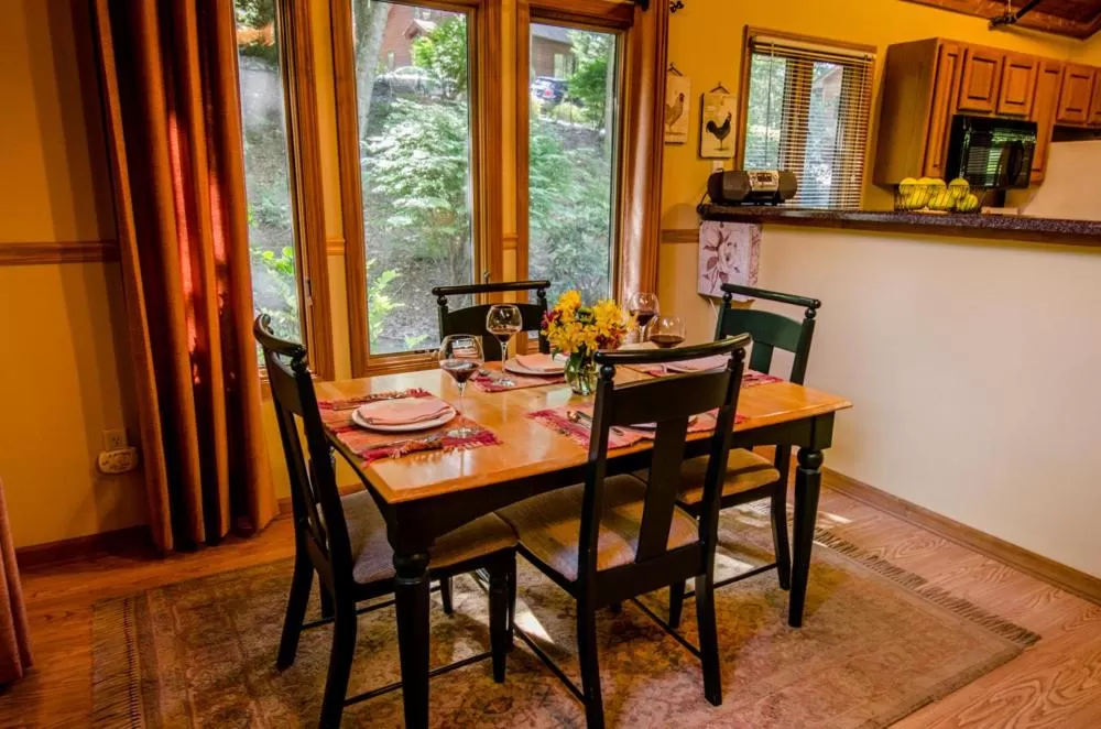 Dining area, Restaurant/Places to Eat in Asheville Cabins of Willow Winds