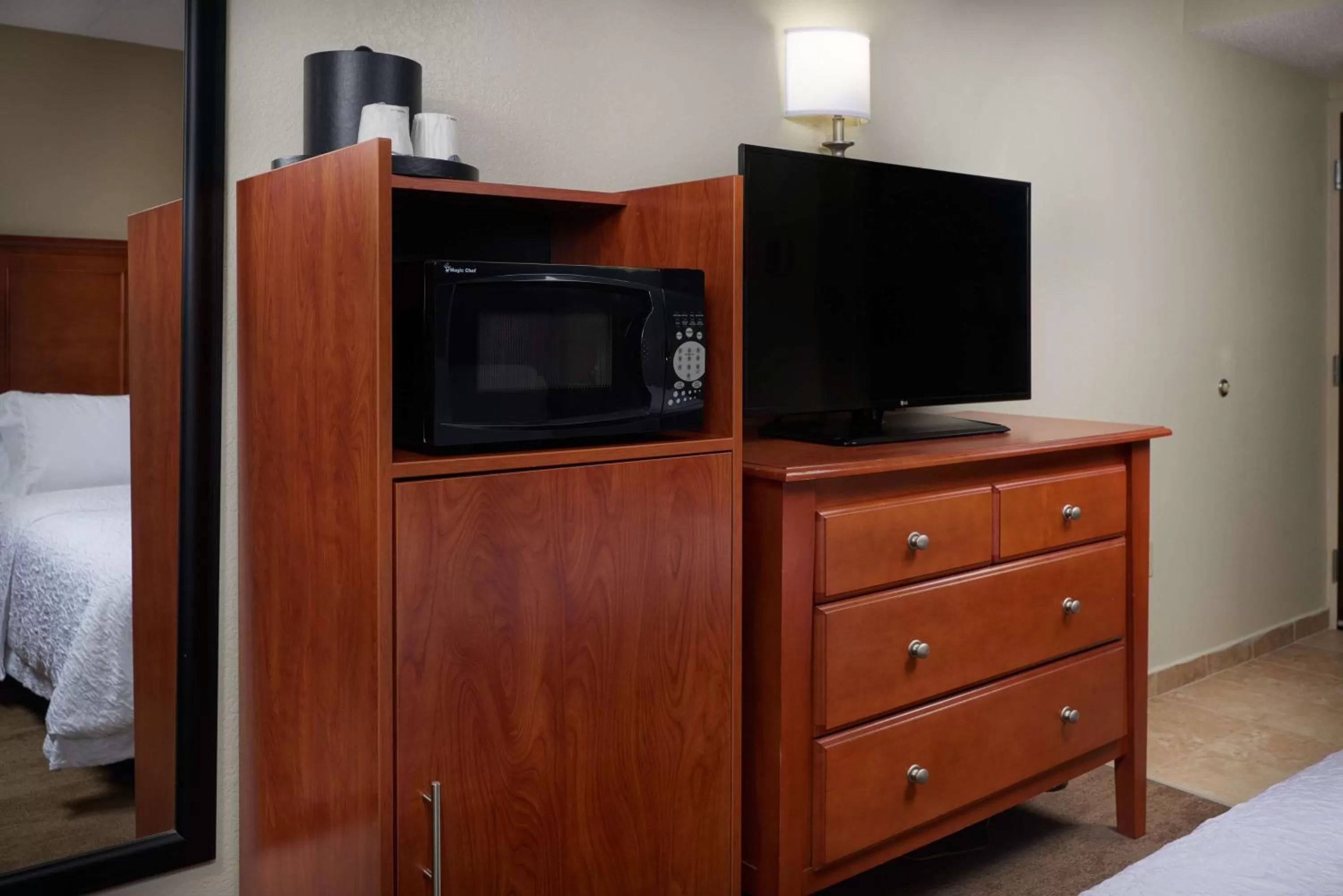 Kitchen or kitchenette, Bed in Hampton Inn Ann Arbor-South