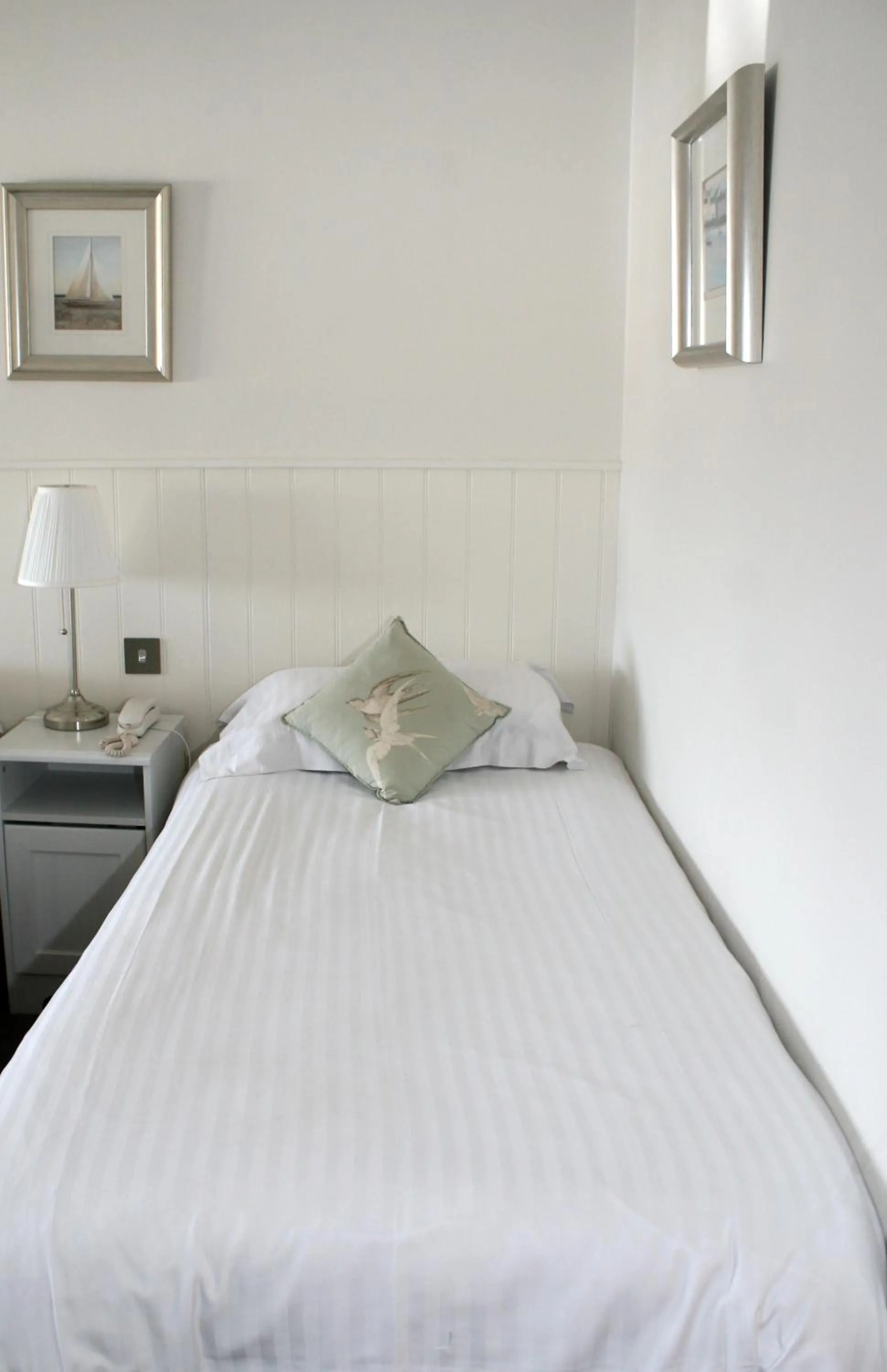 Bed in Ommaroo Hotel