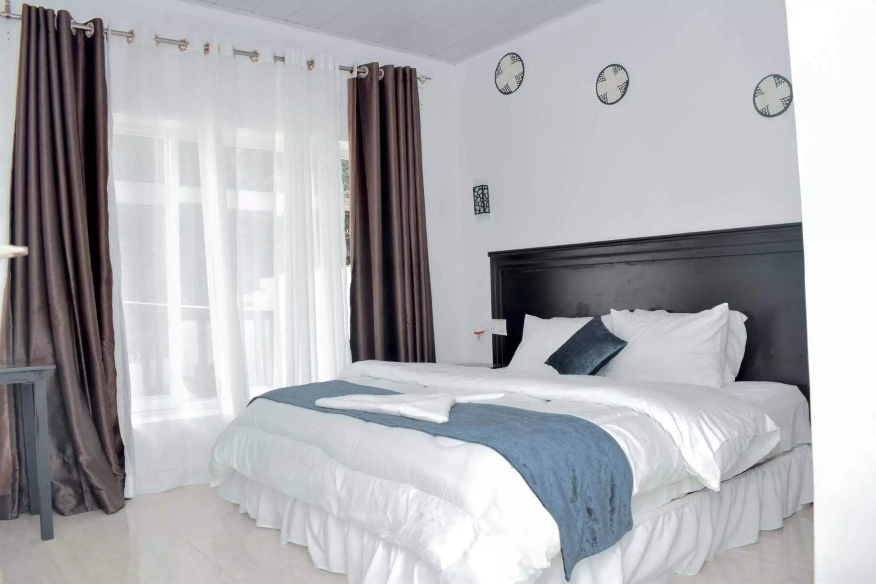 Deluxe Double or Twin Room with City View - single occupancy in INZOZI AFRICA HOUSE B&B-Gishushu Deluxe Double or Twin Room with City View - single occupancy in INZOZI AFRICA HOUSE B&B-Gishushu