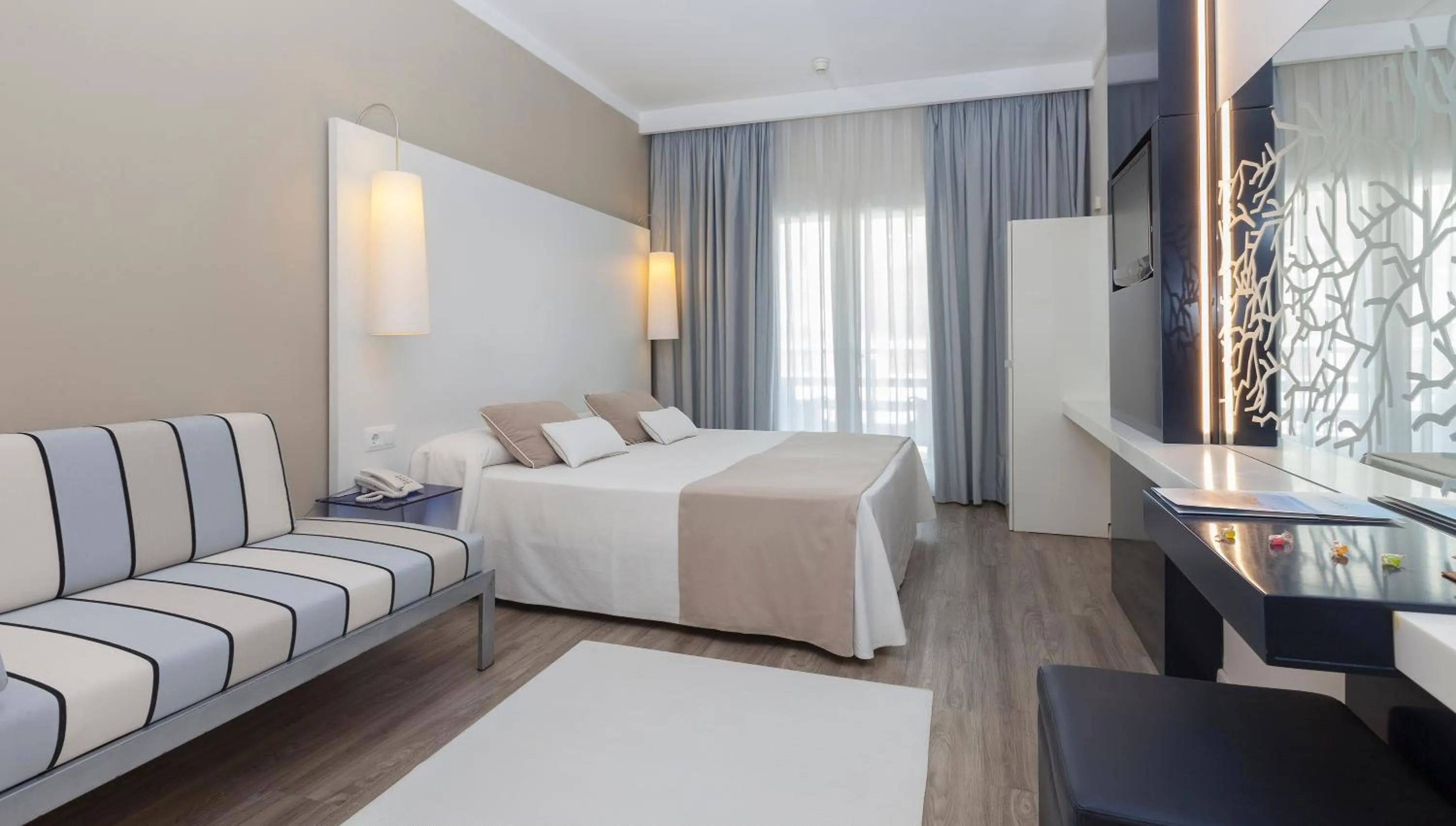 Bedroom, Bed in Canyelles Platja