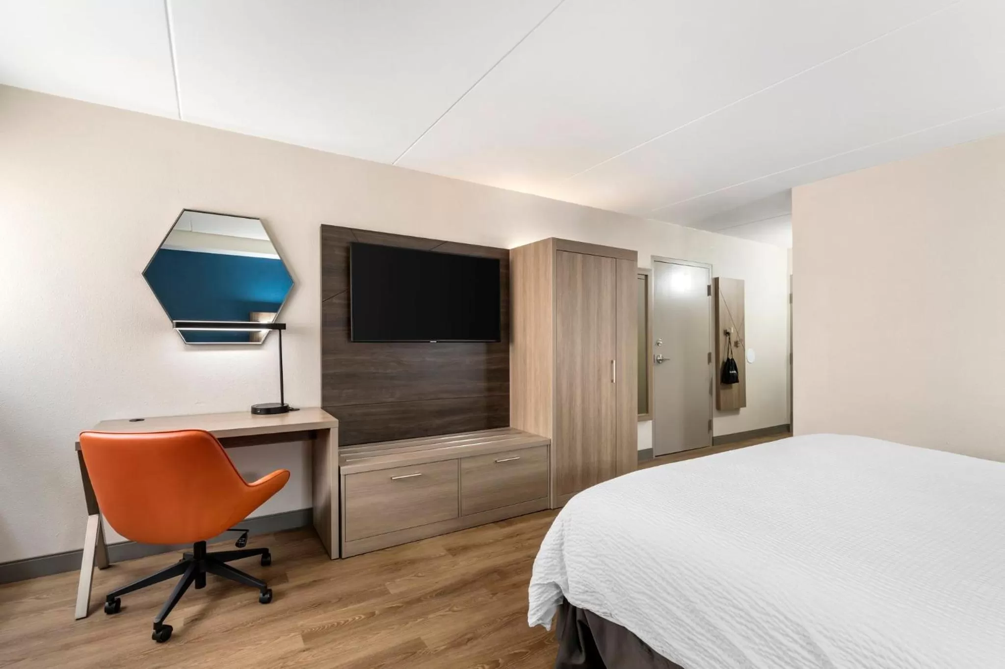 Photo of the whole room, Bed in Holiday Inn Express Greencastle by IHG