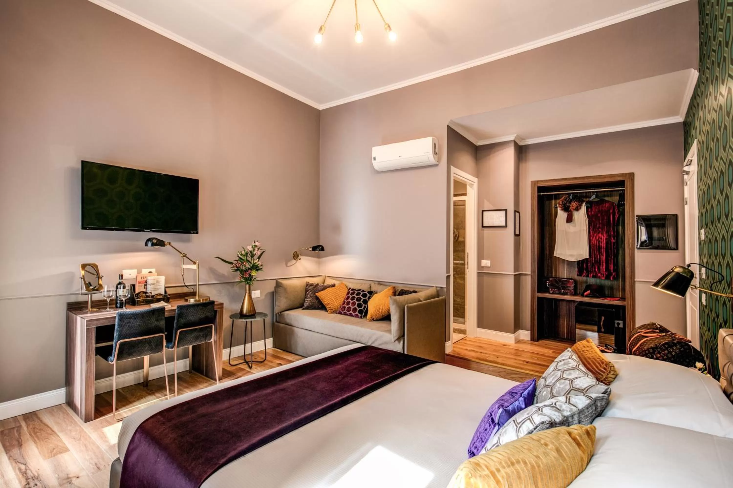 Bed in Tree Charme Parliament Boutique Hotel