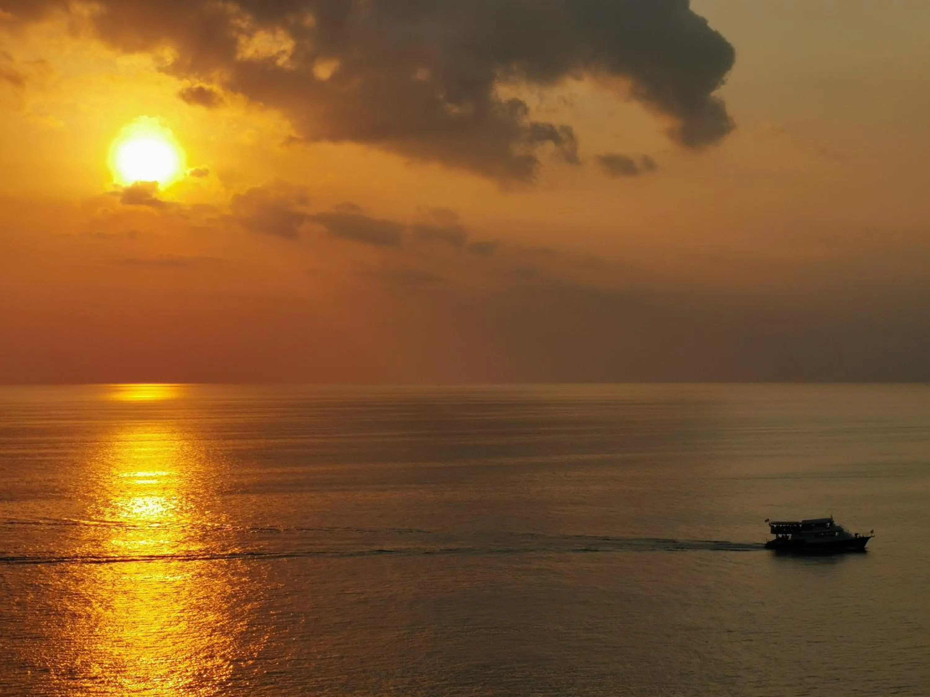 Sunset in Cliff Lanta Suite-Koh Lanta Krabi