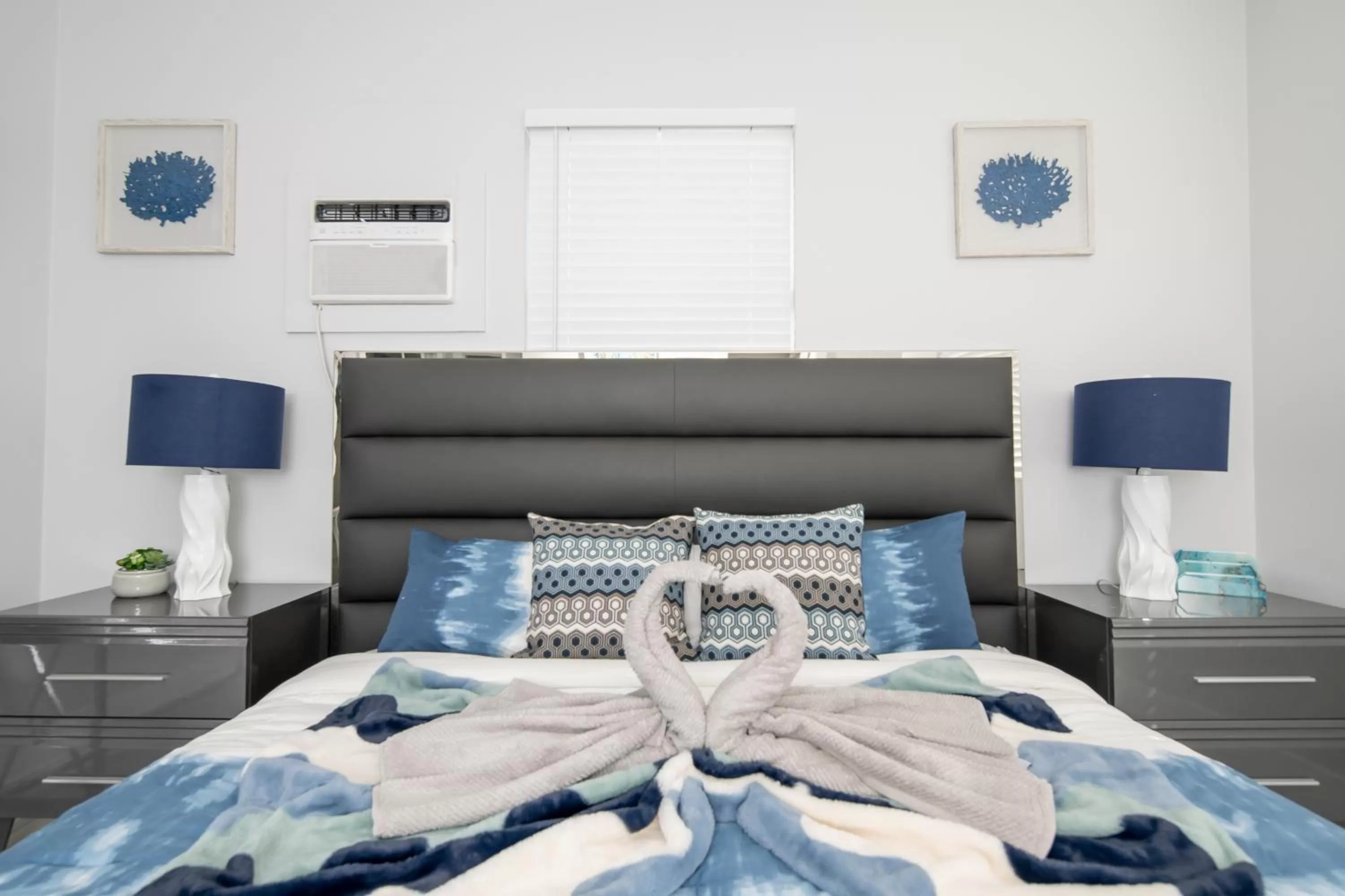 Bedroom, Bed in The Surf Hollywood Beach