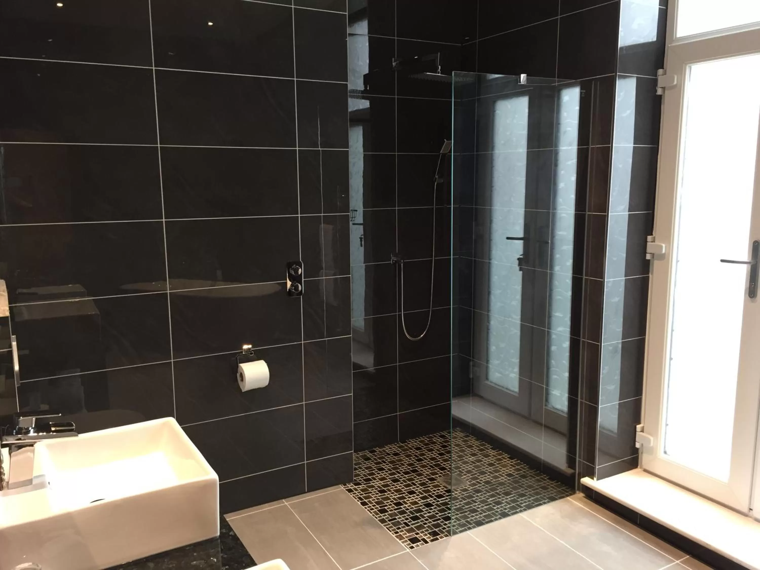 Shower in Halvard Hotel