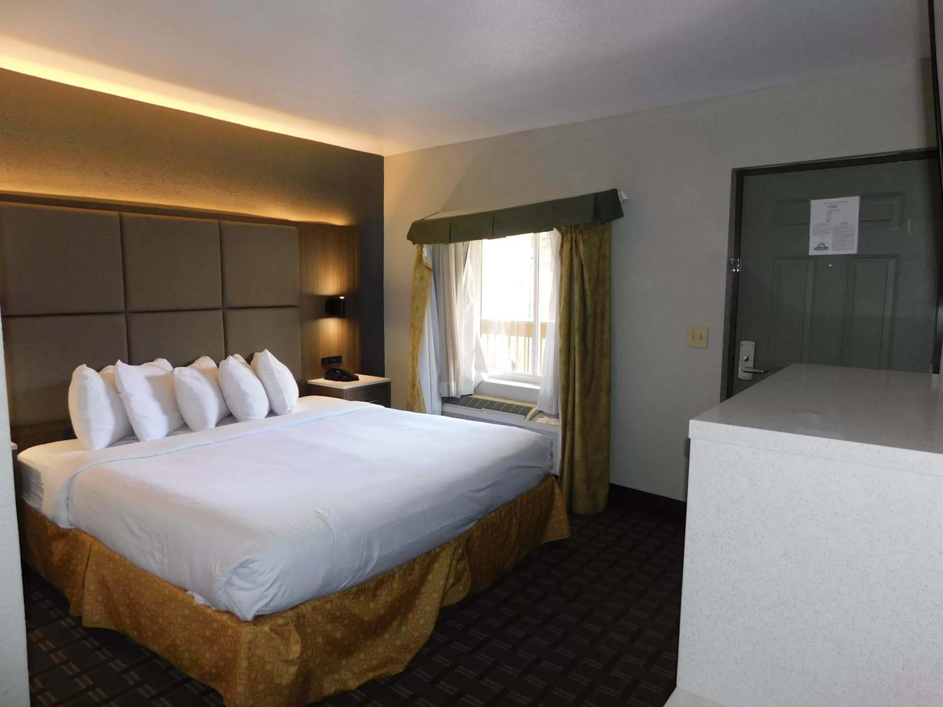 Bed in Days Inn & Suites by Wyndham Downtown Gatlinburg Parkway