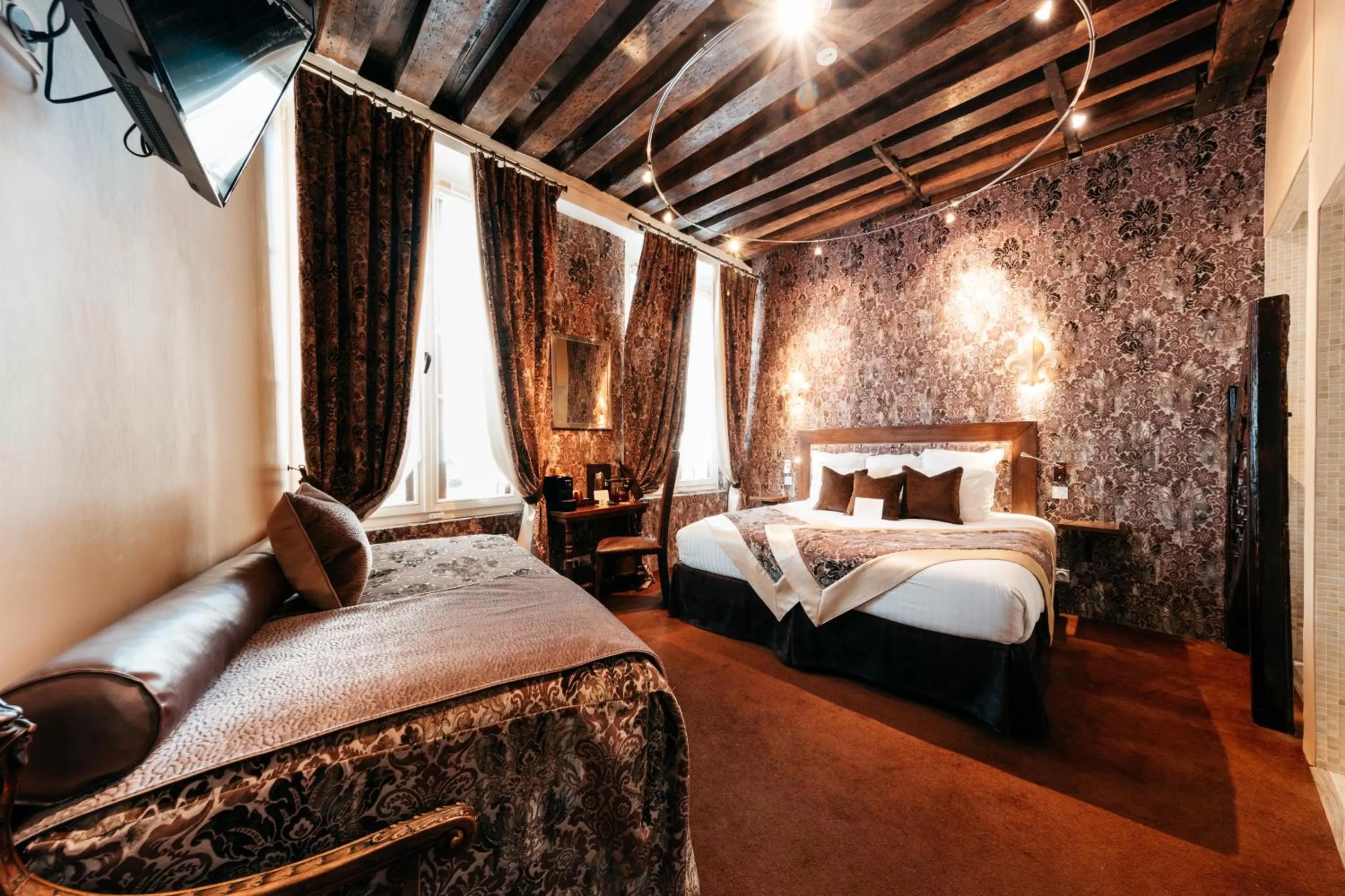 Photo of the whole room, Bed in Le Temple De Jeanne