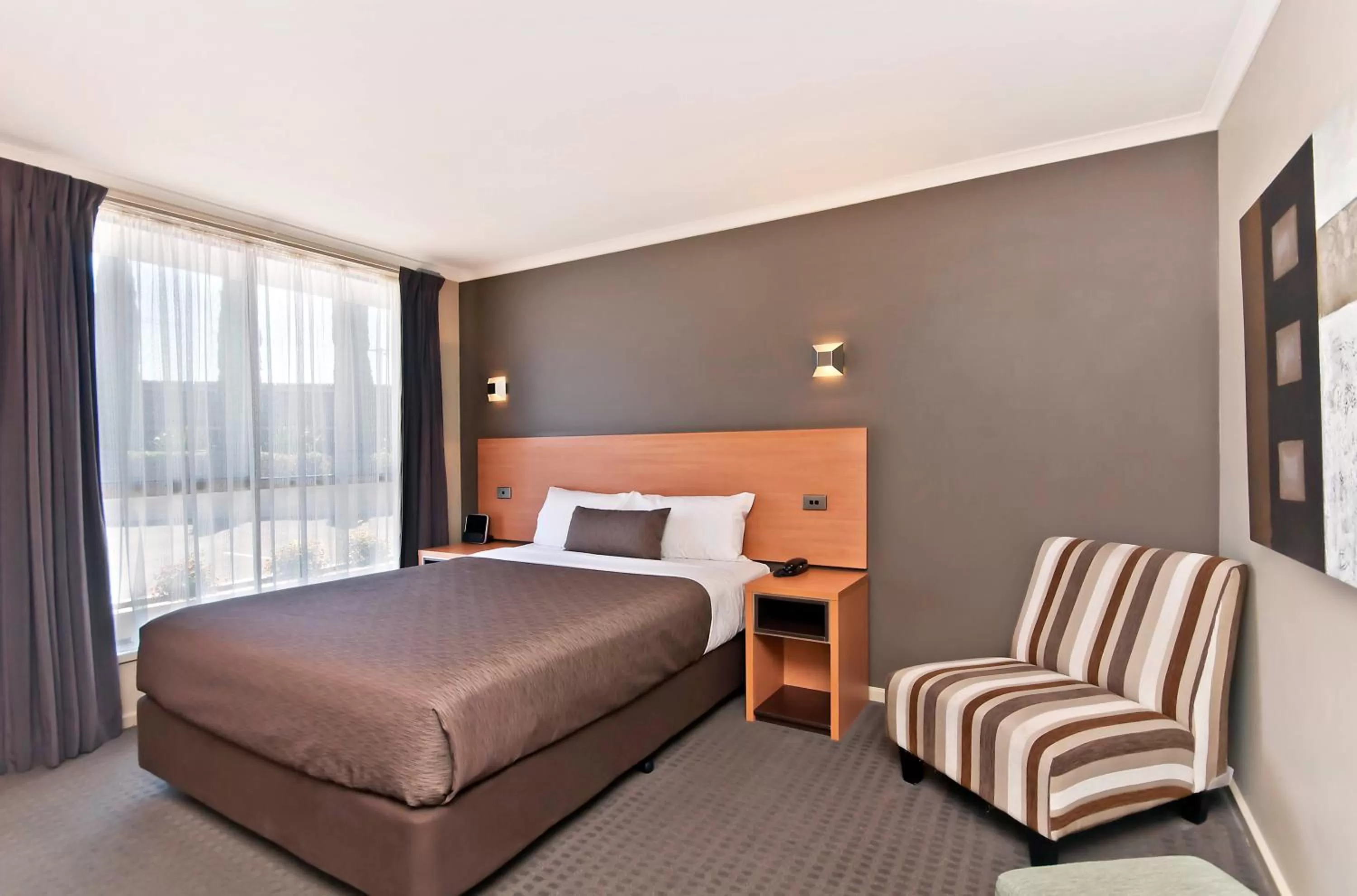 Bedroom, Bed in Comfort Inn On Raglan