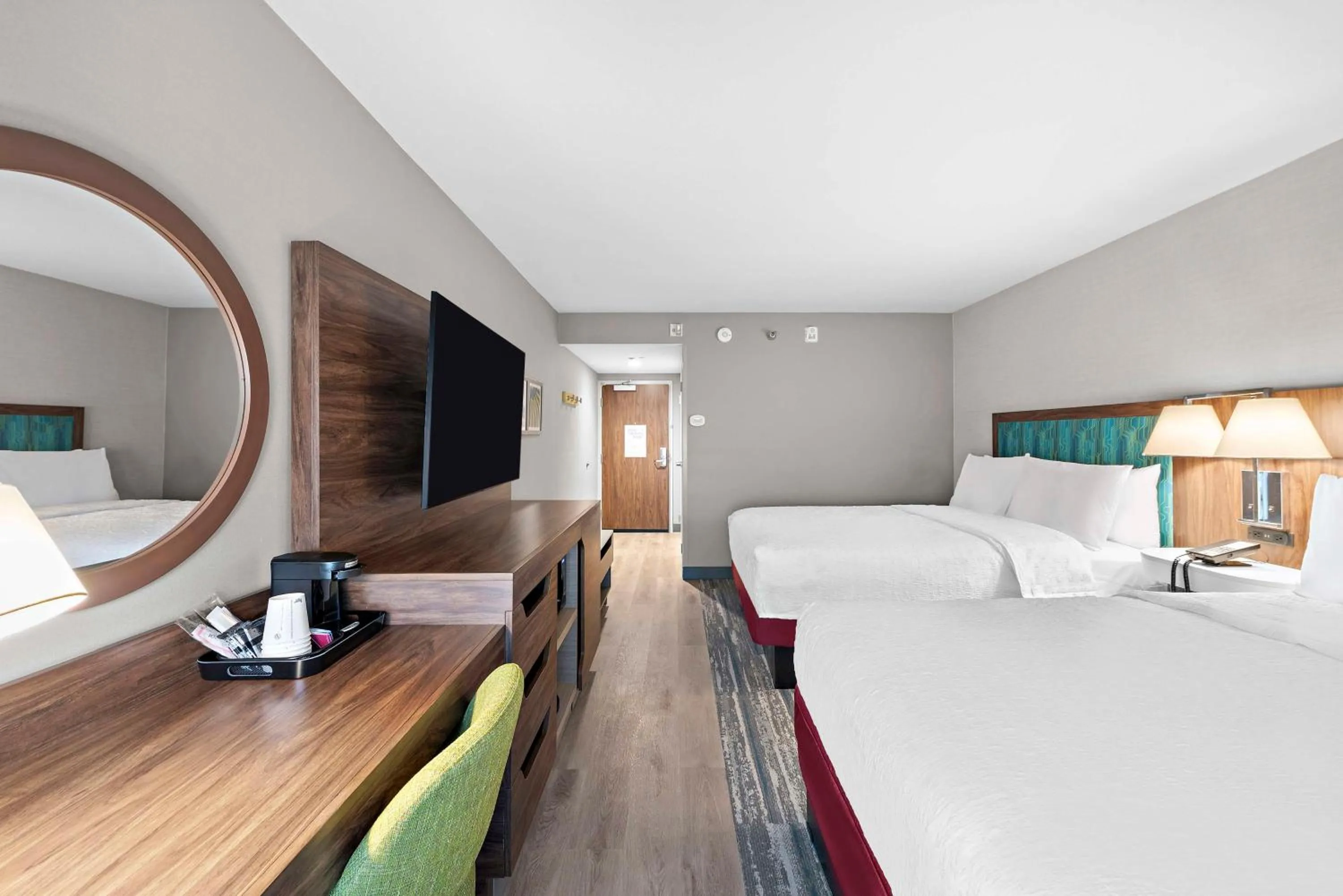 Bed in Hampton Inn Los Angeles Airport