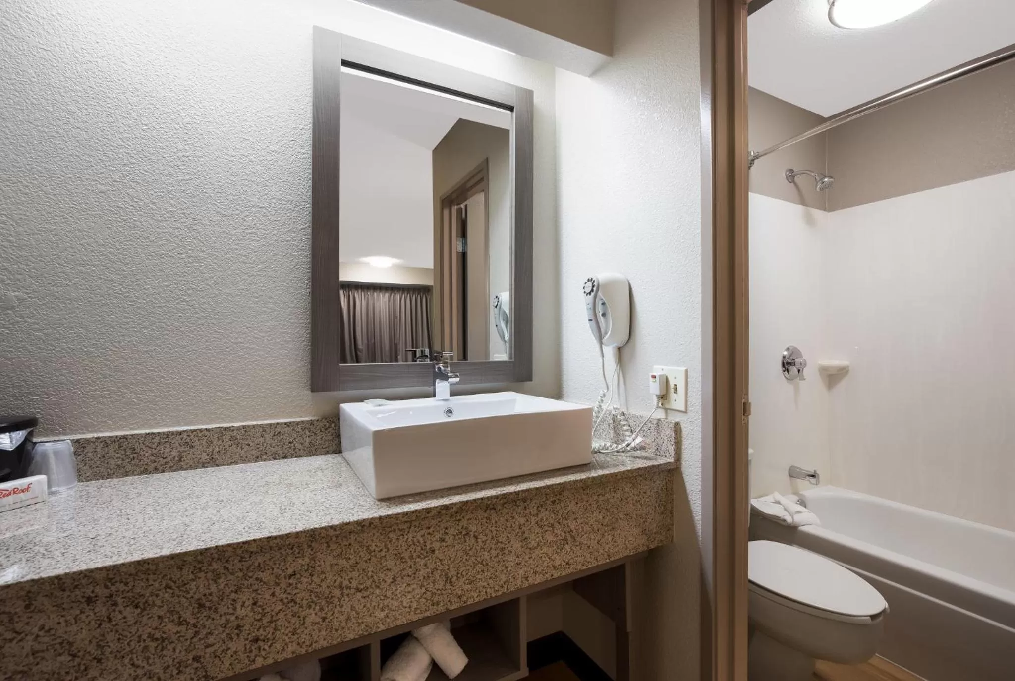 Bathroom in Red Roof Inn PLUS+ Chicago - Naperville