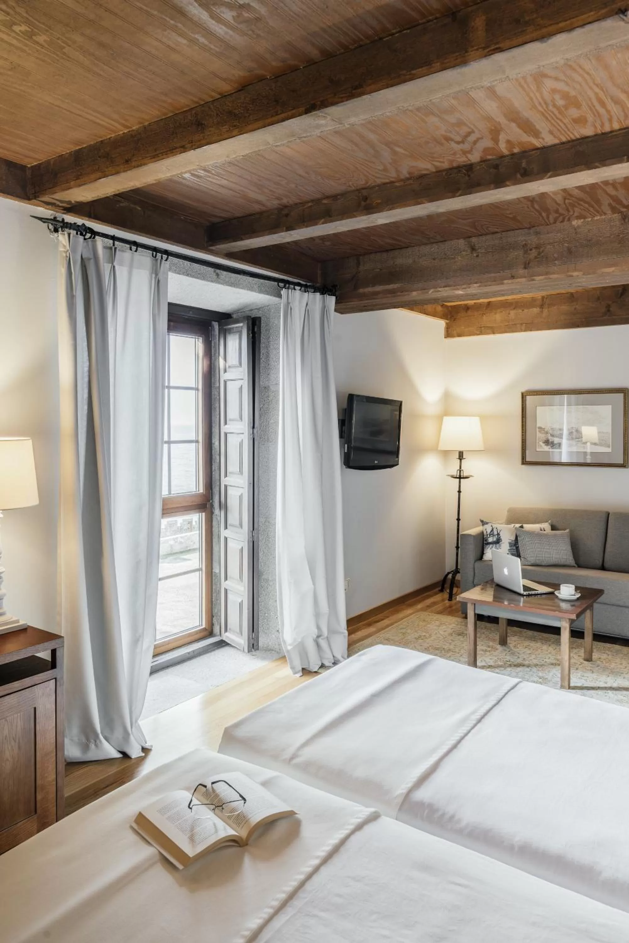 Photo of the whole room, Bed in Parador de Baiona